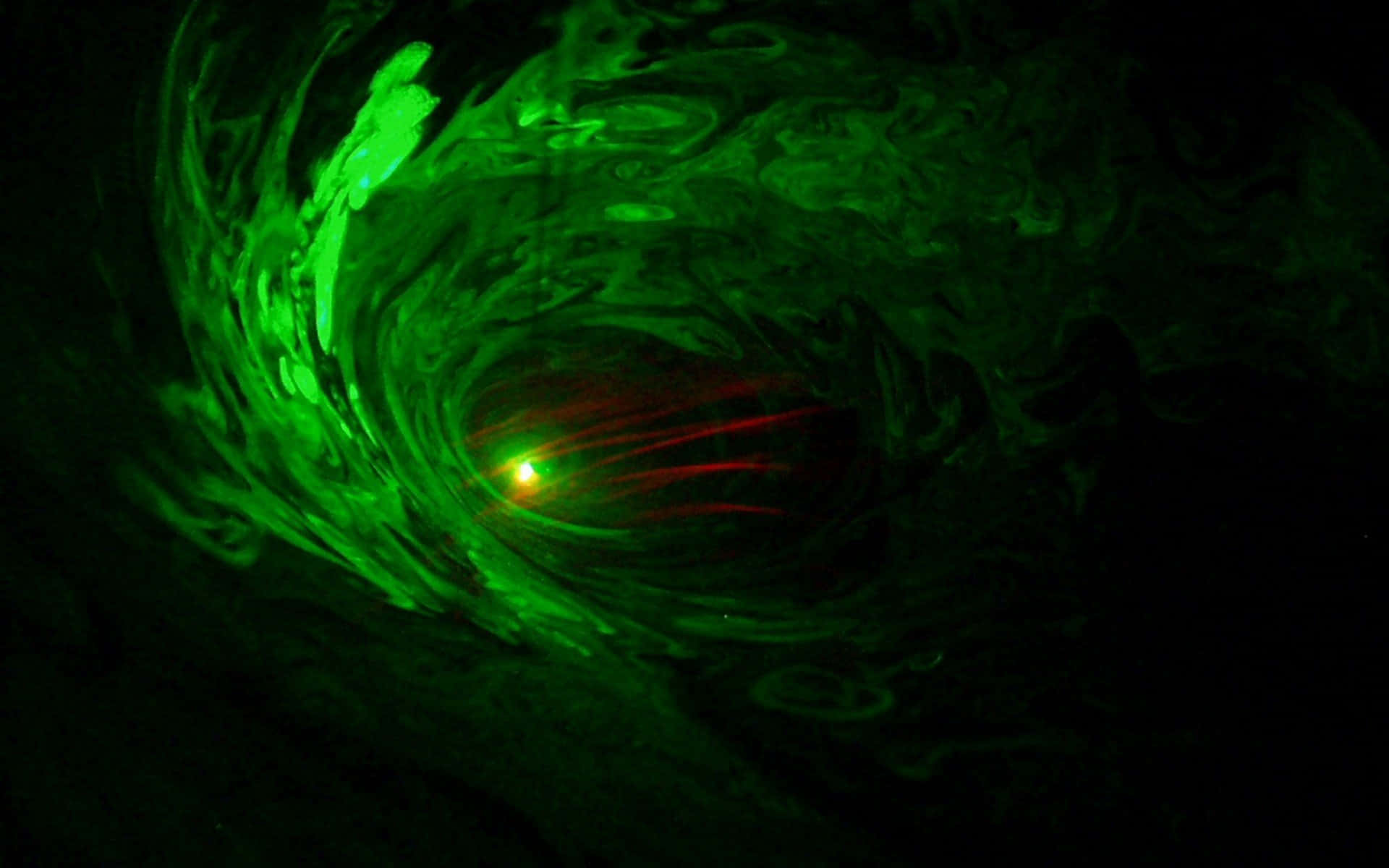 En grøn lys stråler i en mørk tunnel Wallpaper