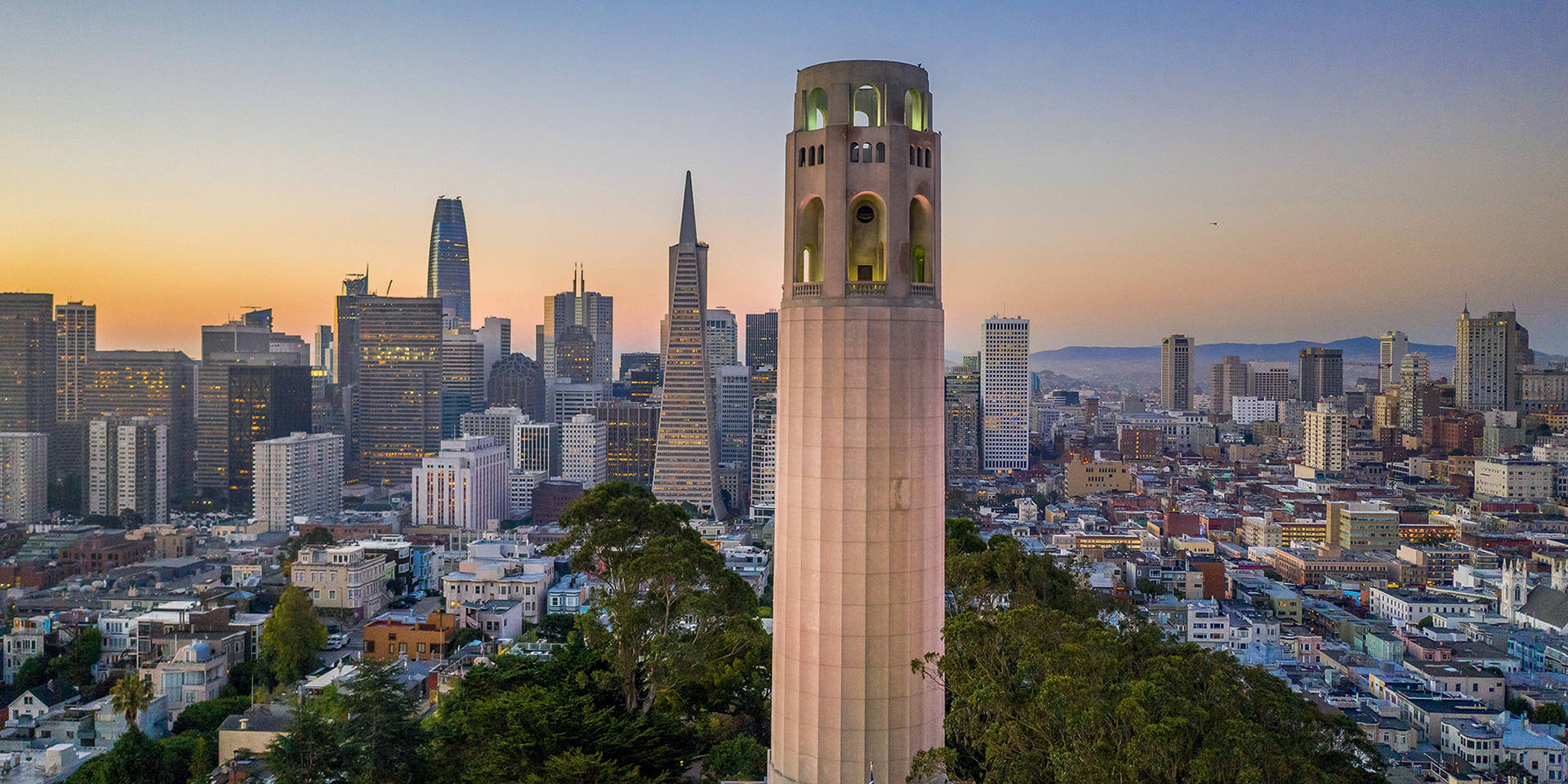 Disfrutade Vistas Prácticamente Mágicas De San Francisco Desde La Torre Coit. Fondo de pantalla