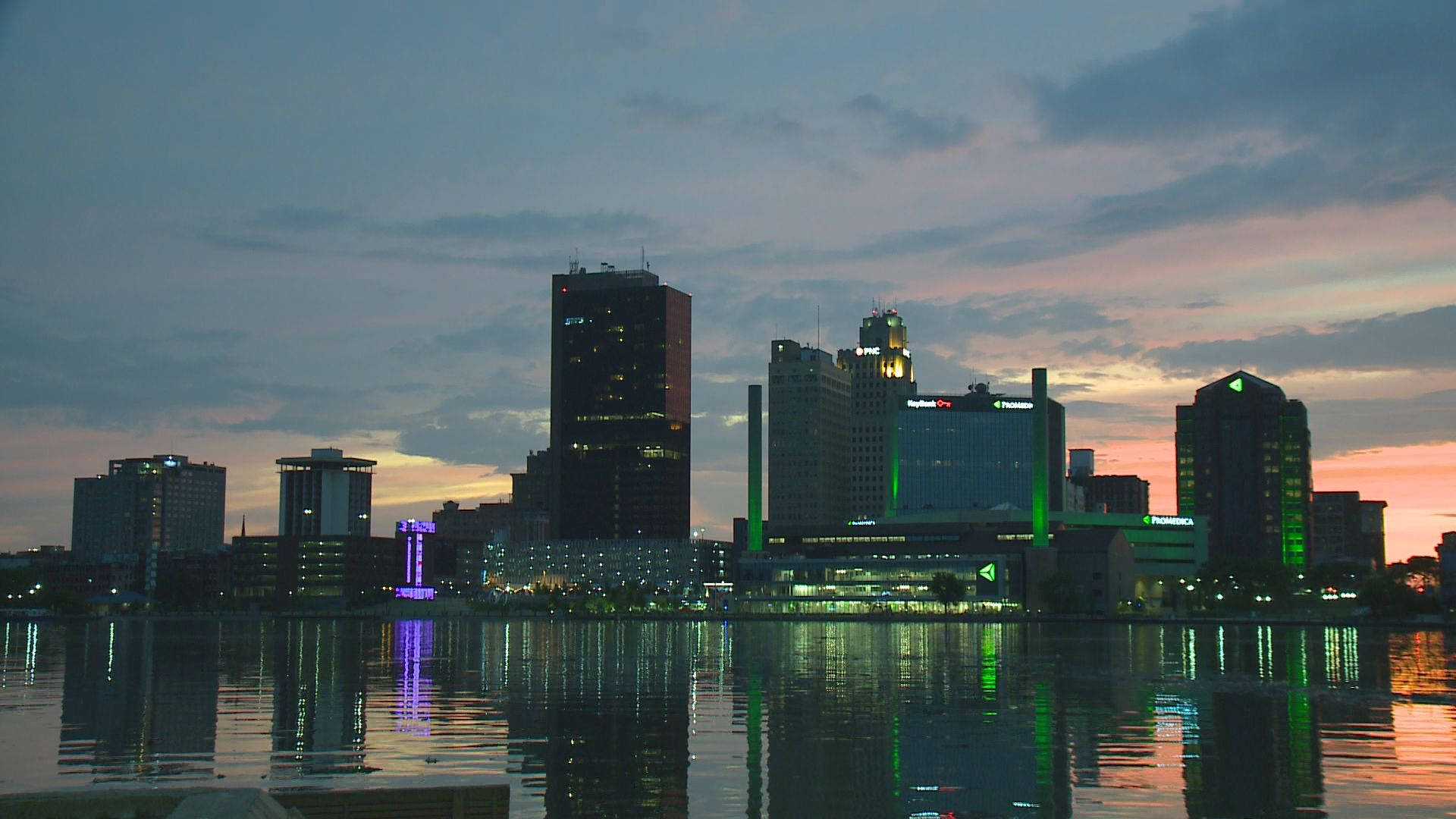 Green Lights Reflecting In Toledo's Maumee River Wallpaper