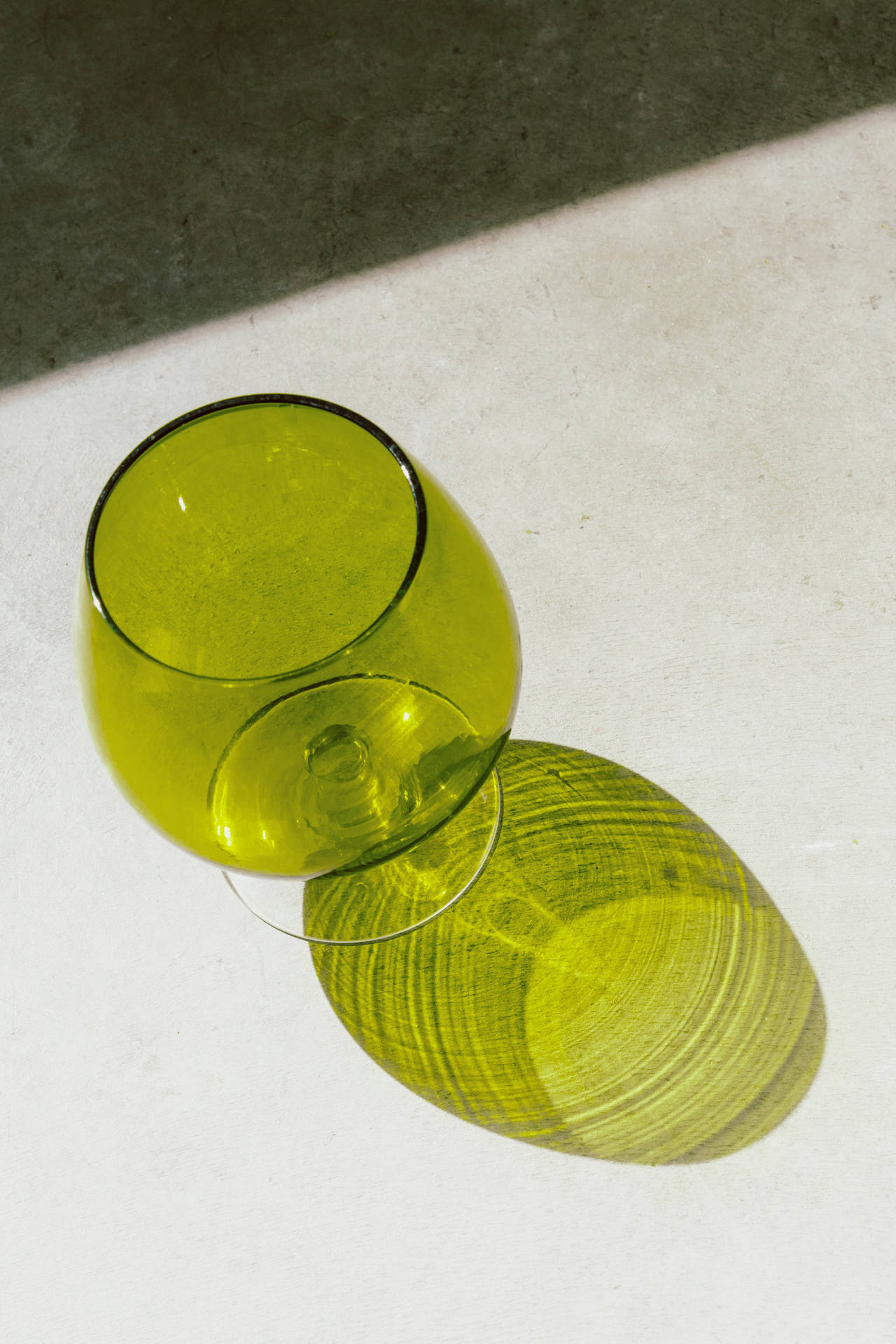 Green Minimalist Wine Glass Wallpaper