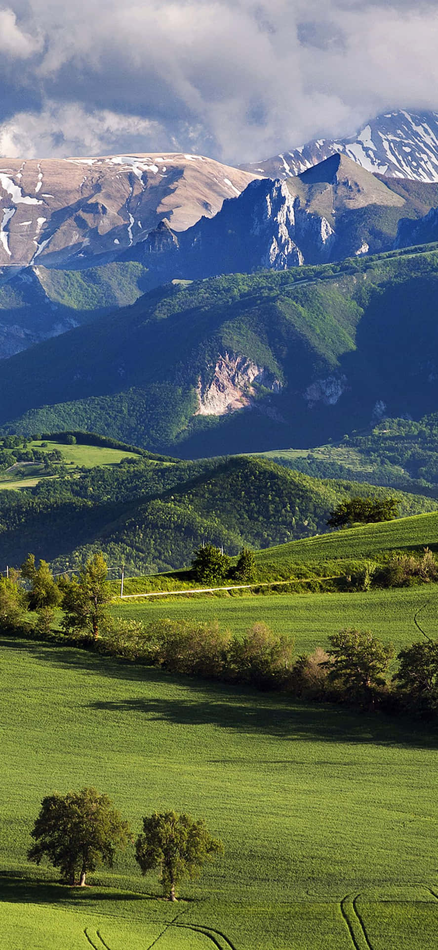 Paisajede Montaña Verde Naturaleza Iphone. Fondo de pantalla