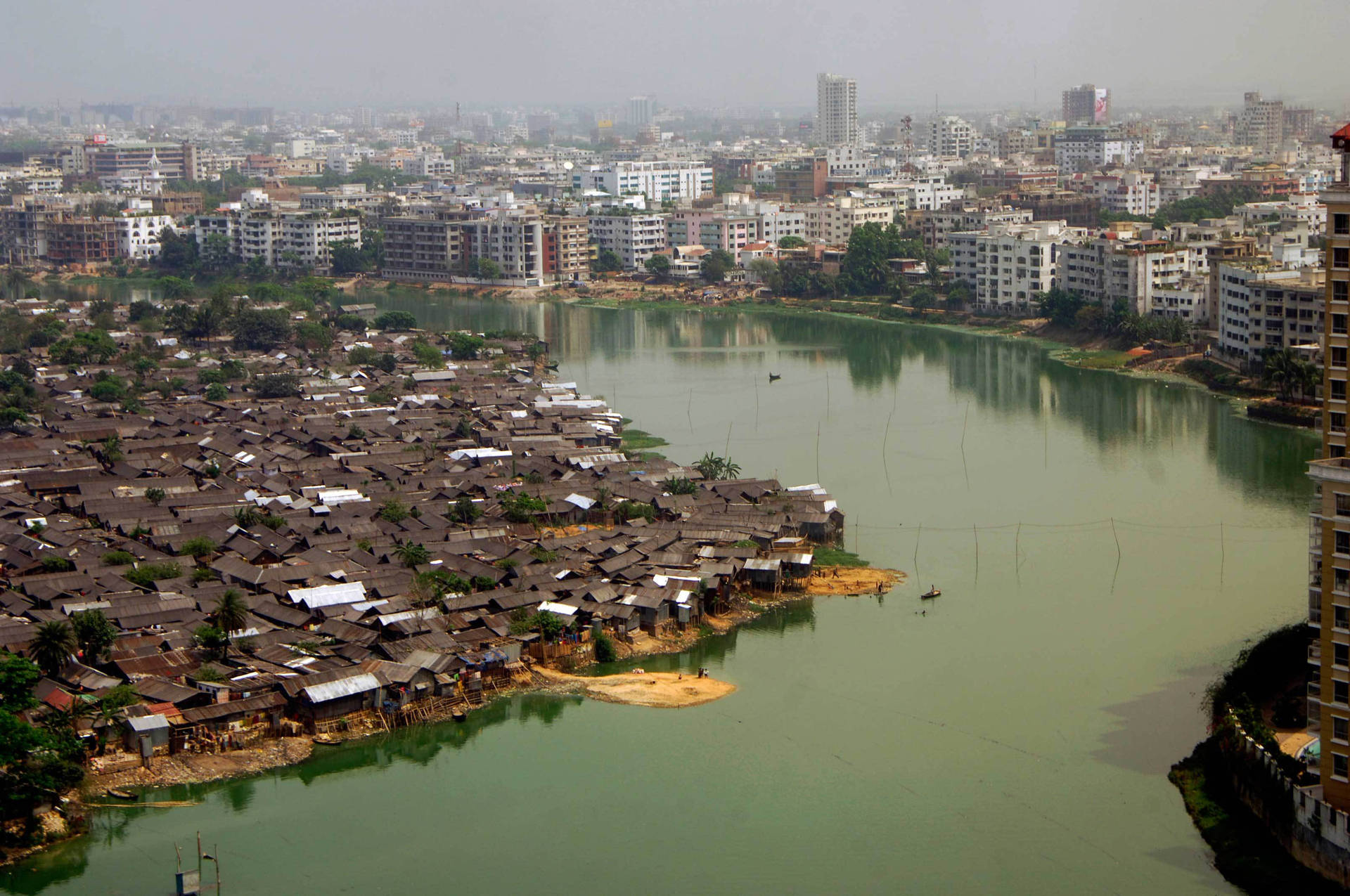 Grönflod I Dhaka Bangladesh. Wallpaper