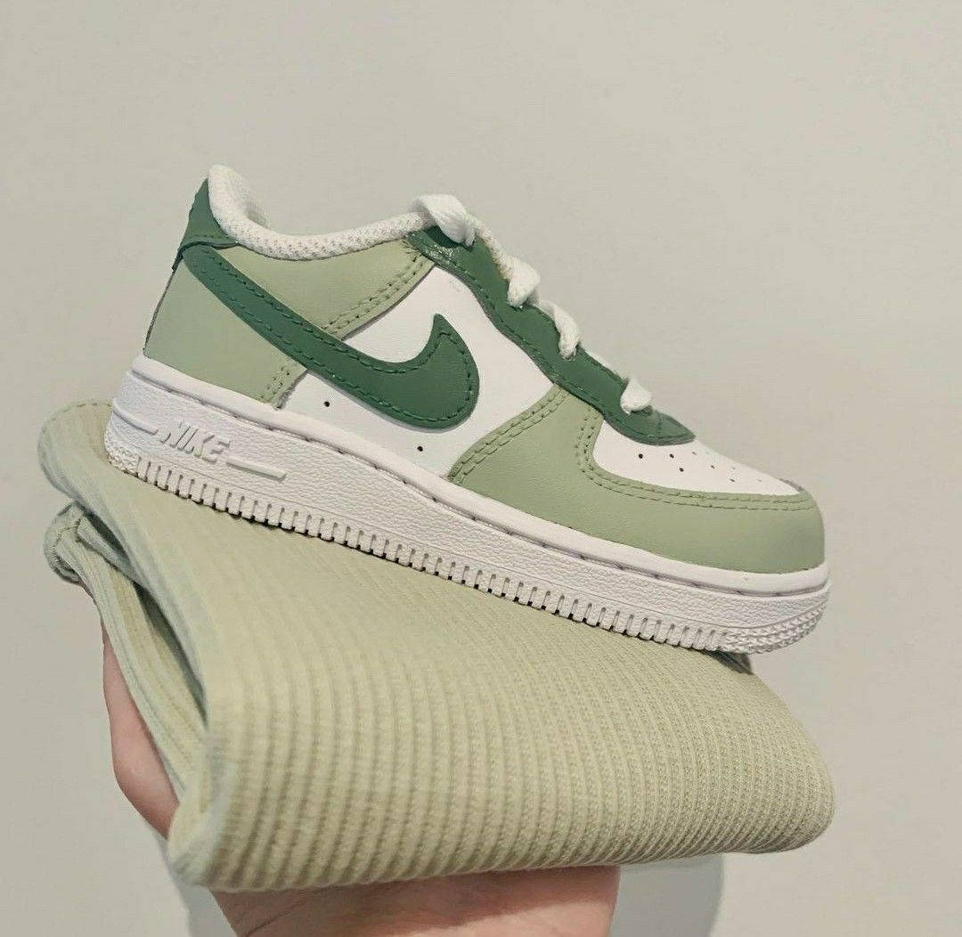 Bubblegum Green Shoes Wallpaper