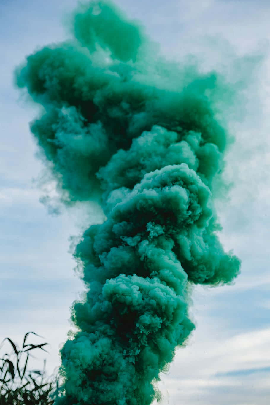 Unanuvola Verde Di Fumo Sta Soffiando Nel Cielo.