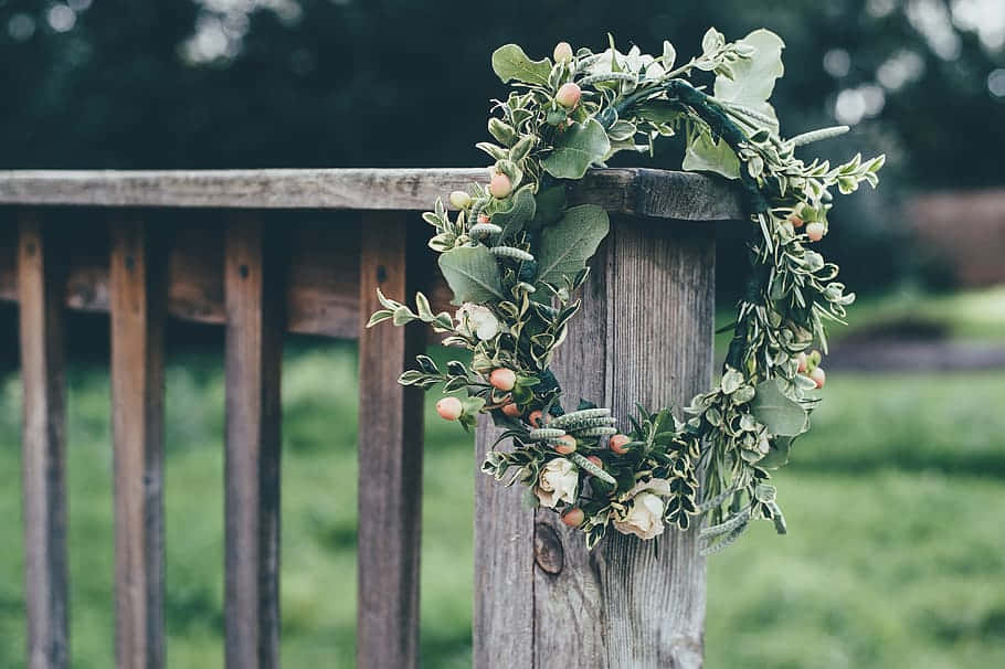 Groen En Bessen Bloemkrans Op Houten Hek Achtergrond