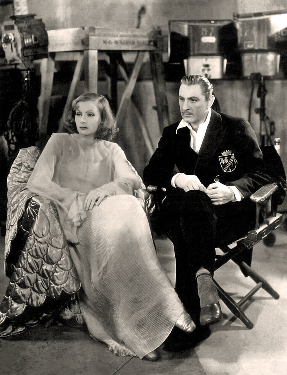 Gretagarbo Y John Barrymore En Un Set De Película. Fondo de pantalla