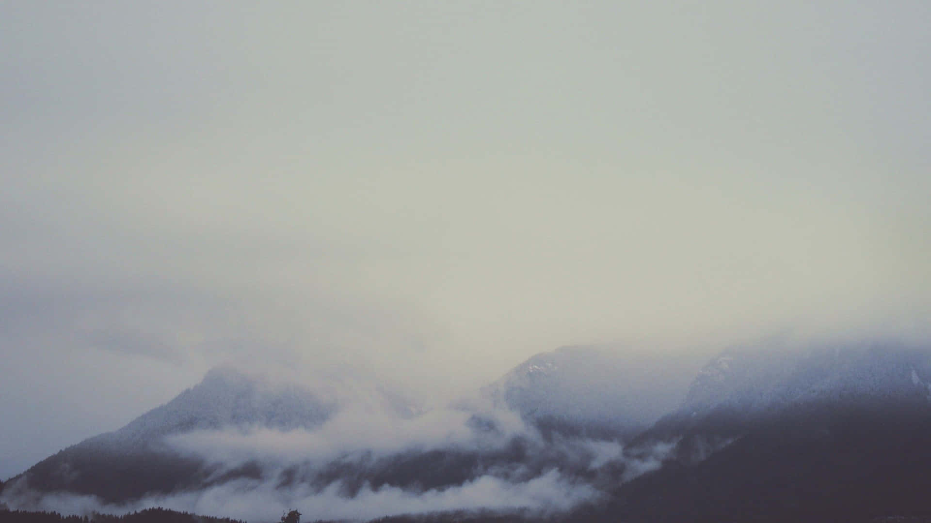 Fondode Pantalla De Escritorio Estético En Tonos Grises Con Montañas Y Nubes. Fondo de pantalla