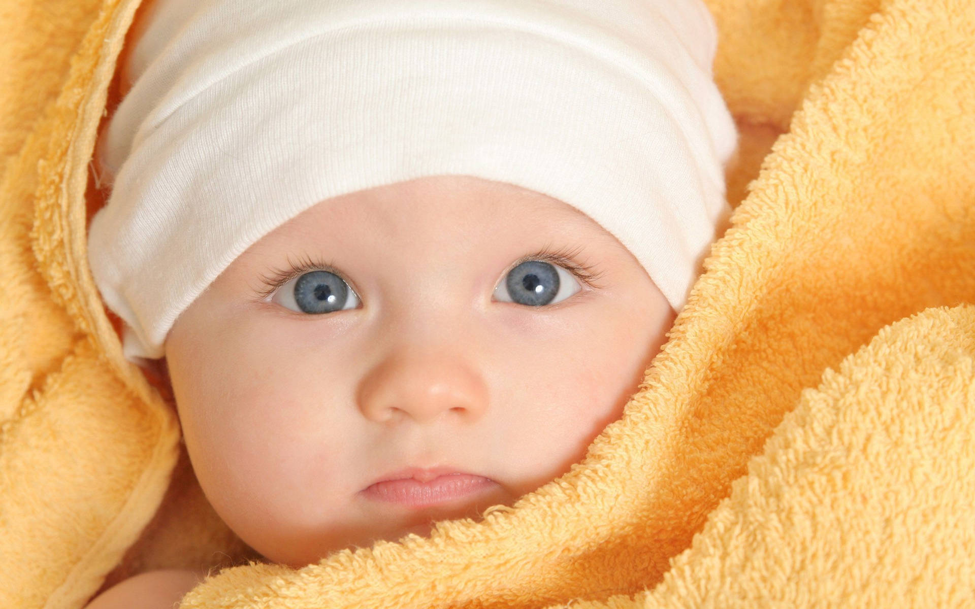 Grey-Eyed Newborn Baby Wallpaper
