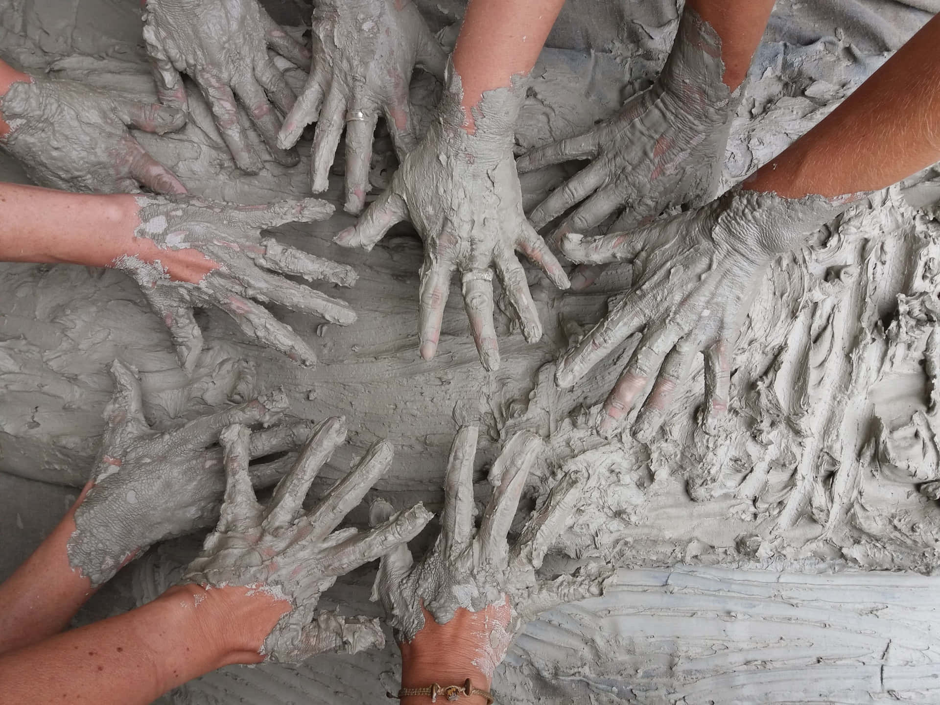 Grå Mud Hands Kids Pottery Klasse Tapet Wallpaper