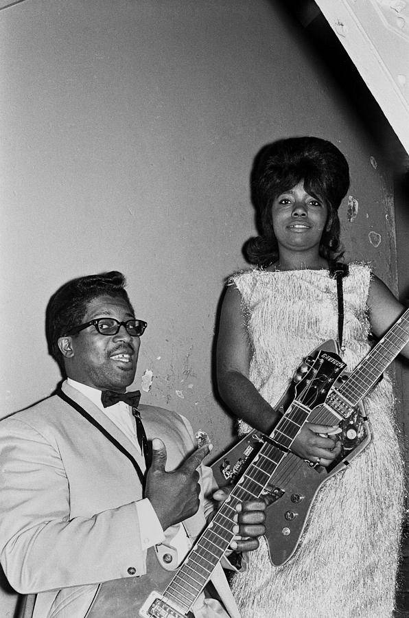Greyscale Bob Diddley And The Duchess Wallpaper