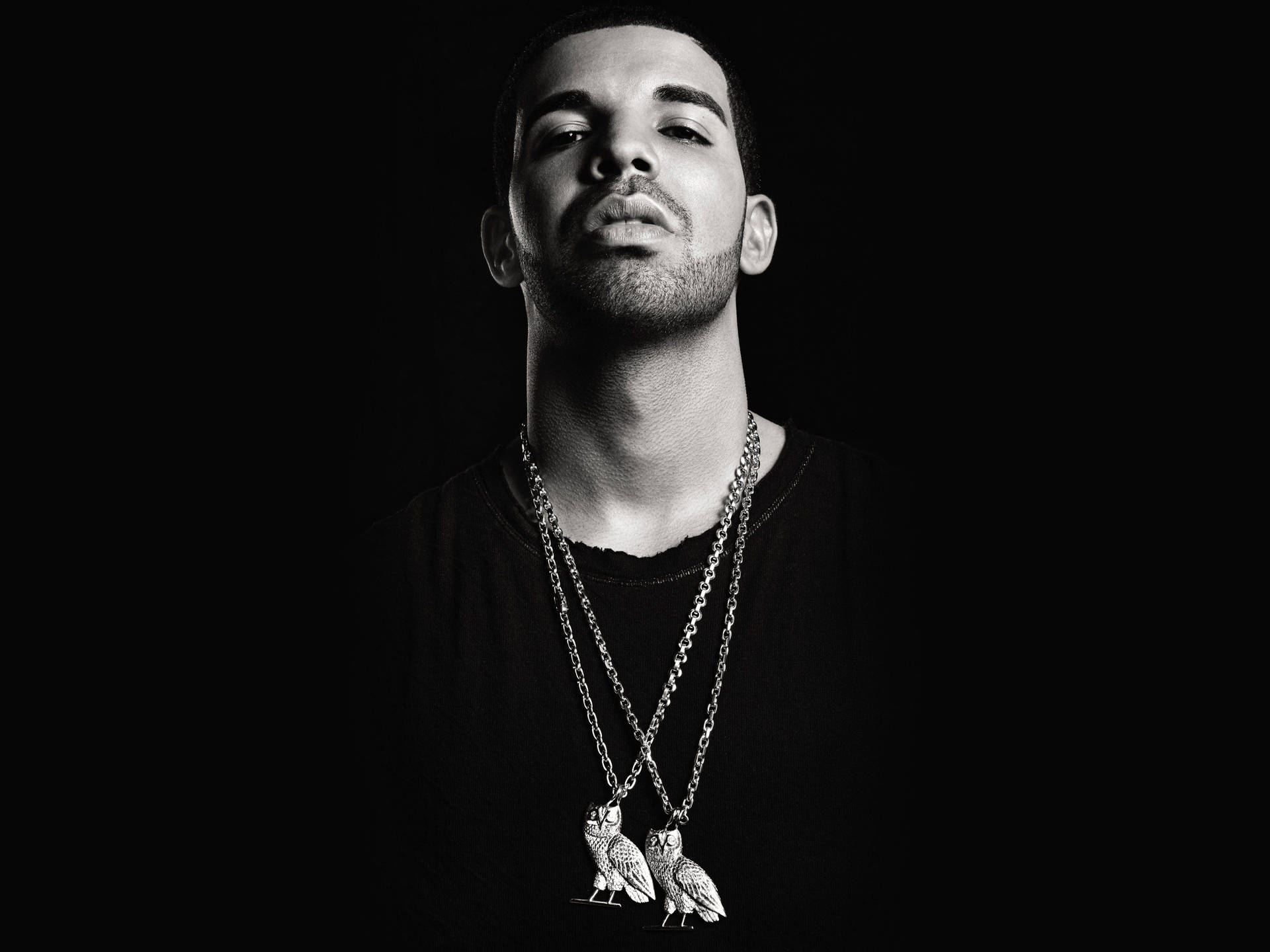 Greyscale Drake With OVO Necklaces Wallpaper