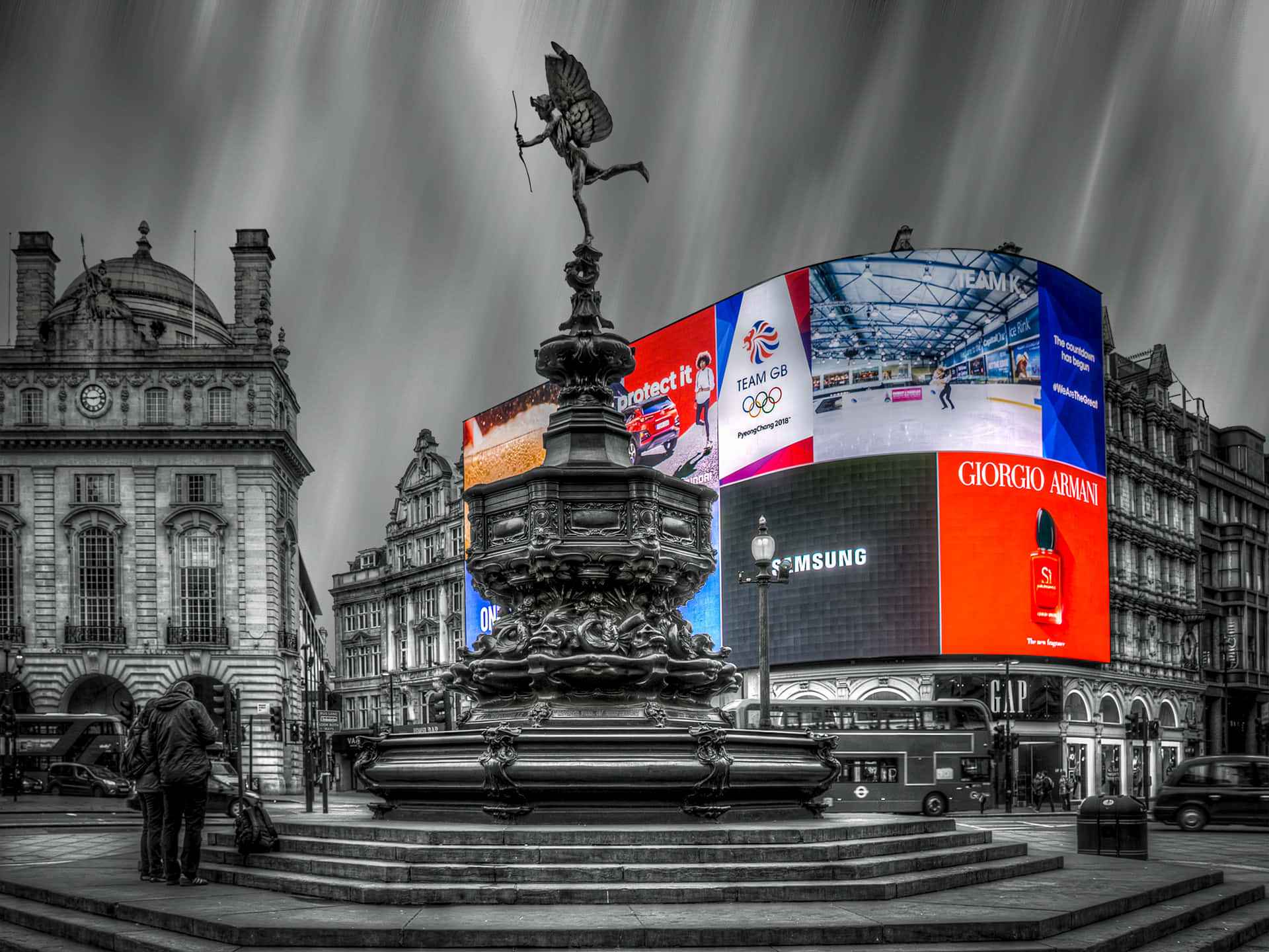 Gråtone Piccadilly Circus med farvet skærm Wallpaper