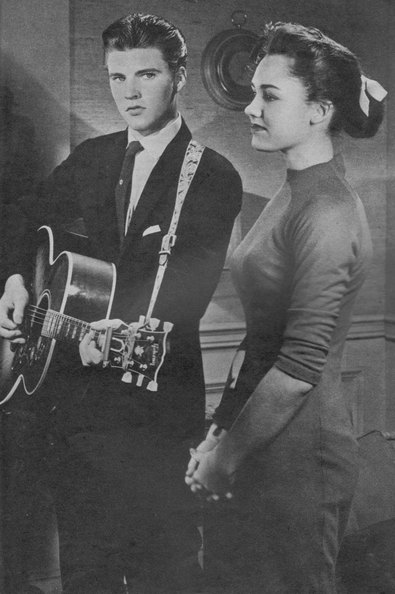 Gråtone Rick Nelson og Lorrie Collins, de synger sammen. Wallpaper