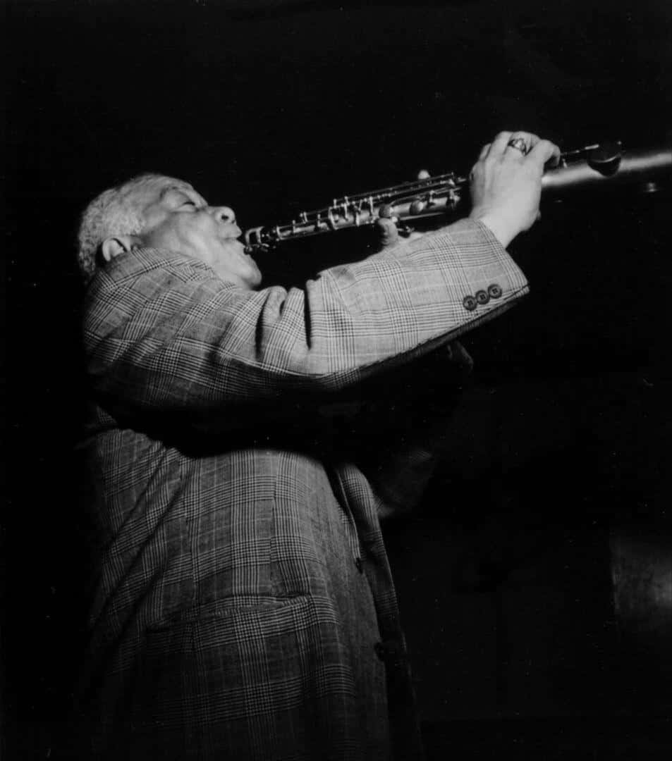 Gråtone Sidney Bechet Amerikansk Saxofonist En Scene i Baggrunden Wallpaper