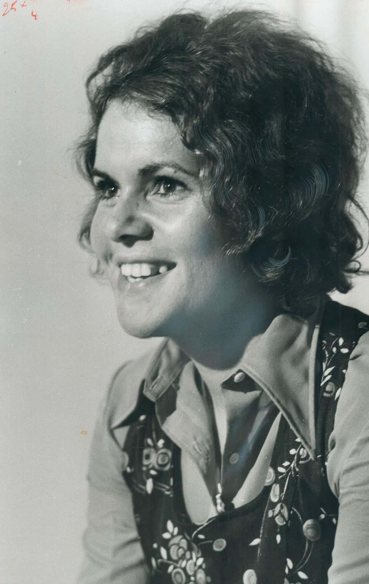 Gråskaligleende Unga Evonne Goolagong Cawley. (this Sentence Seems Incomplete As It Lacks Context. If The Task Is To Translate It Within The Context Of Computer Or Mobile Wallpaper, It Would Be Helpful To Have More Information To Provide An Accurate Translation.) Wallpaper