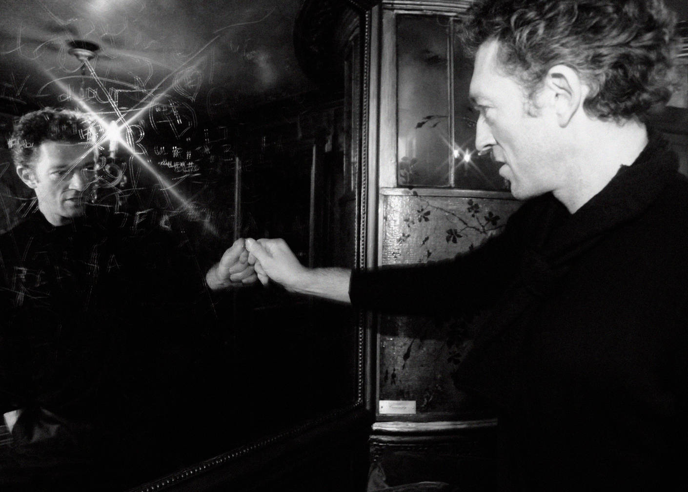 Greyscale Vincent Cassel Mirror Reflection Wallpaper