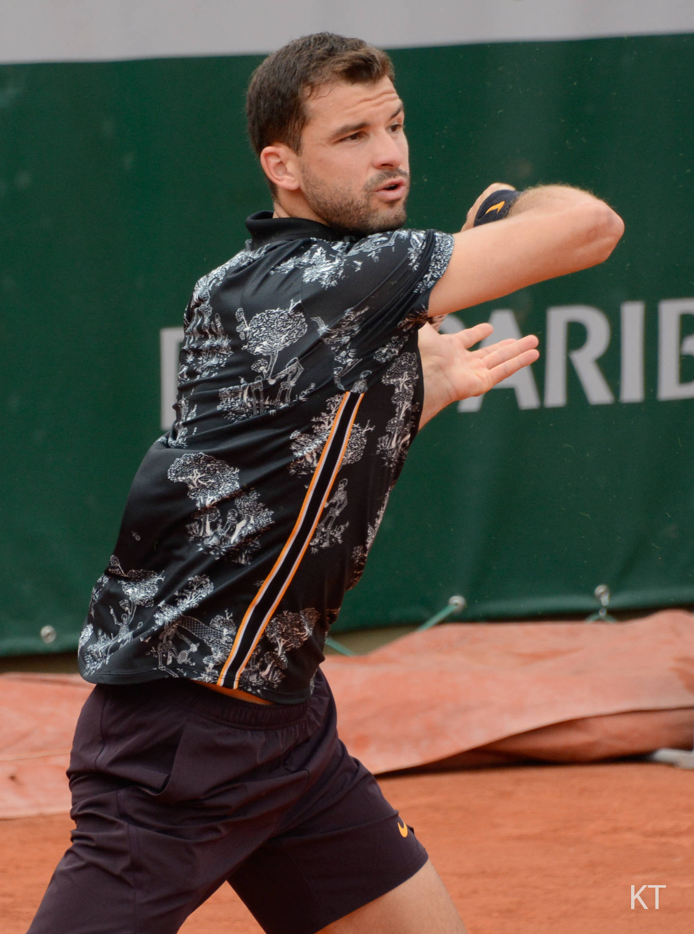 Grigor Dimitrov ifører sig trykt tenniskjorte baggrundsbillede Wallpaper