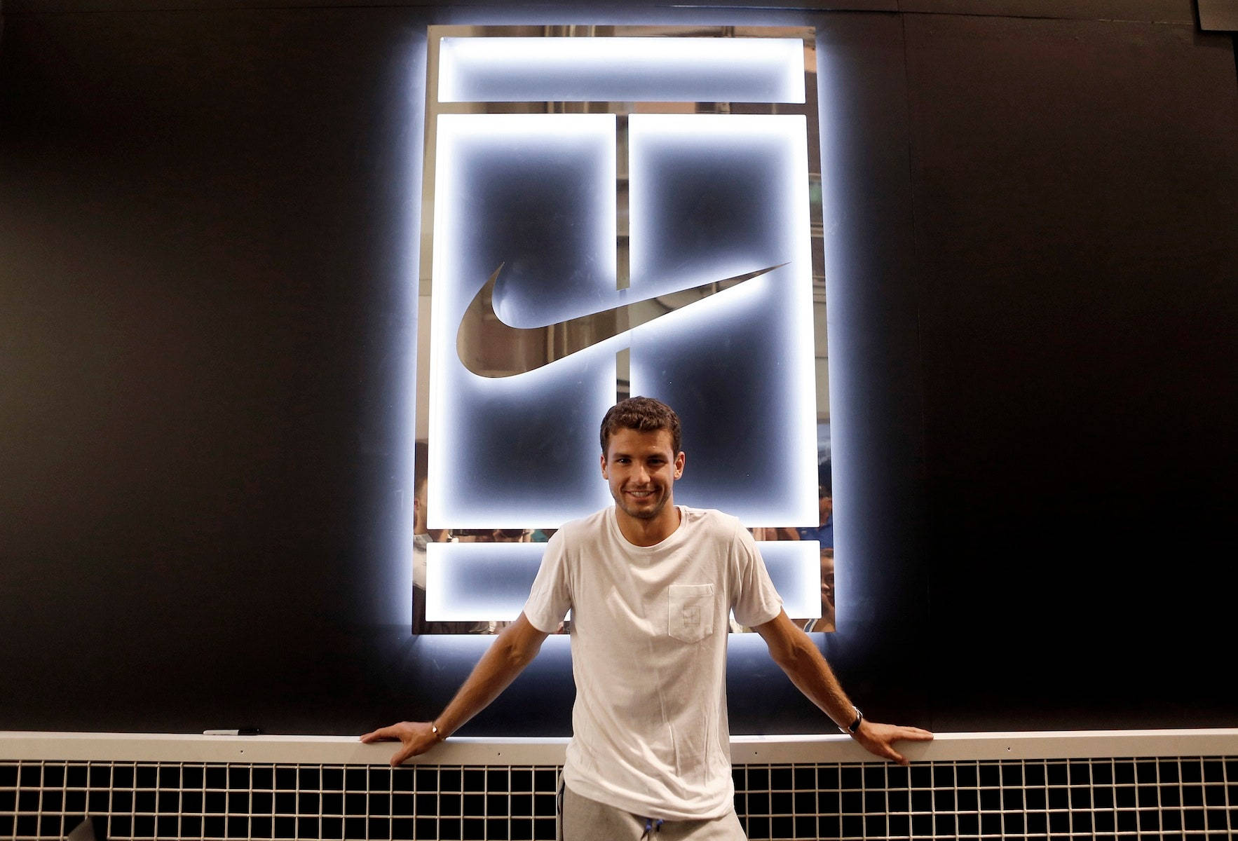 Grigor Dimitrov med Nike Logo Tapet Wallpaper