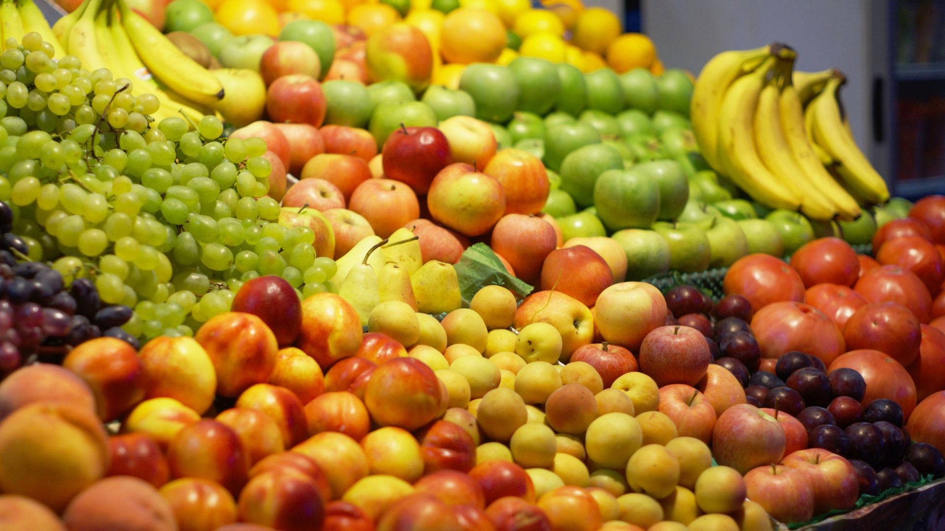 Montañasde Frutas En La Tienda De Comestibles Fondo de pantalla