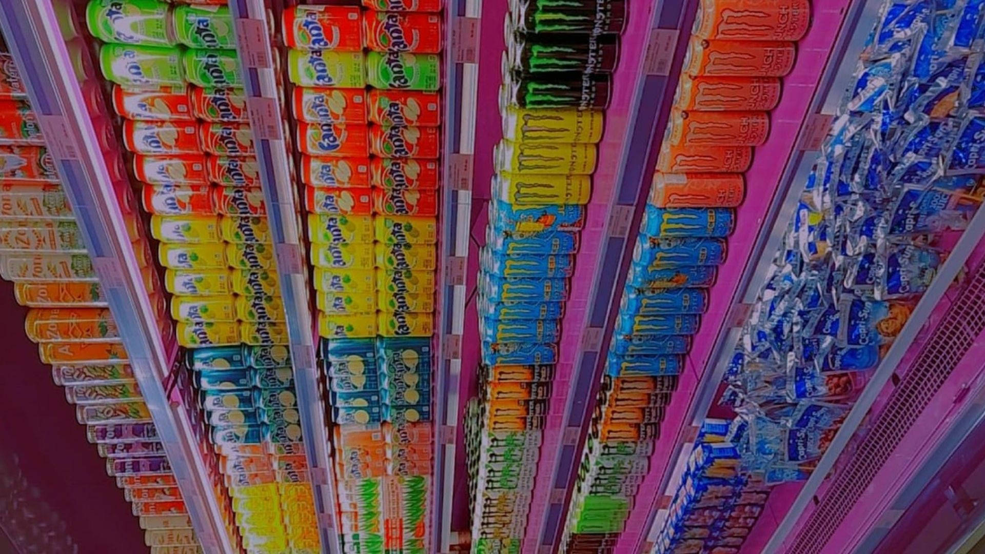 Pattern - Mønster af farverige sodavand på supermarked Wallpaper
