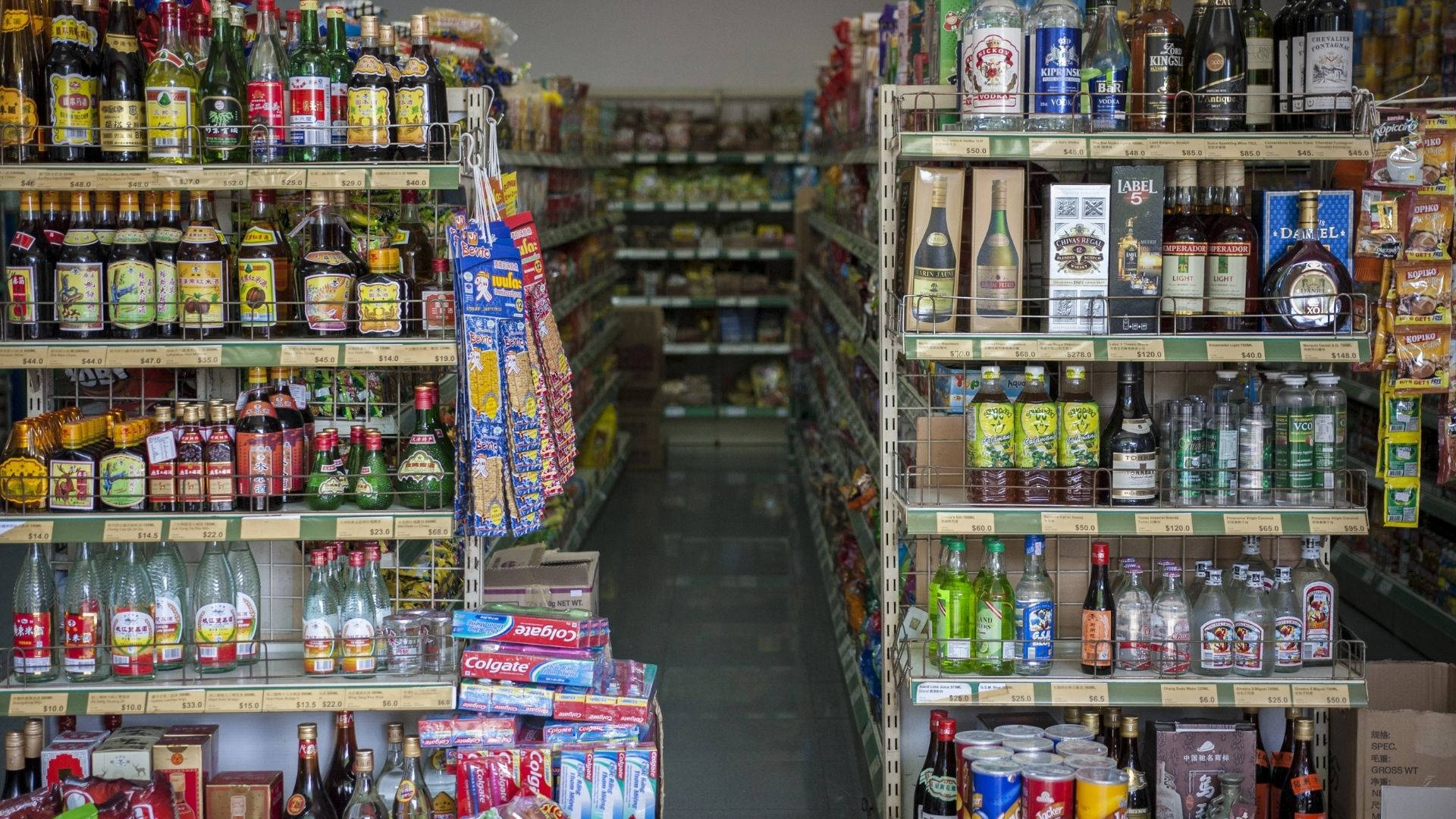 Superbutikkens alkohol: Skrå linjer, der krydser hinanden. Wallpaper