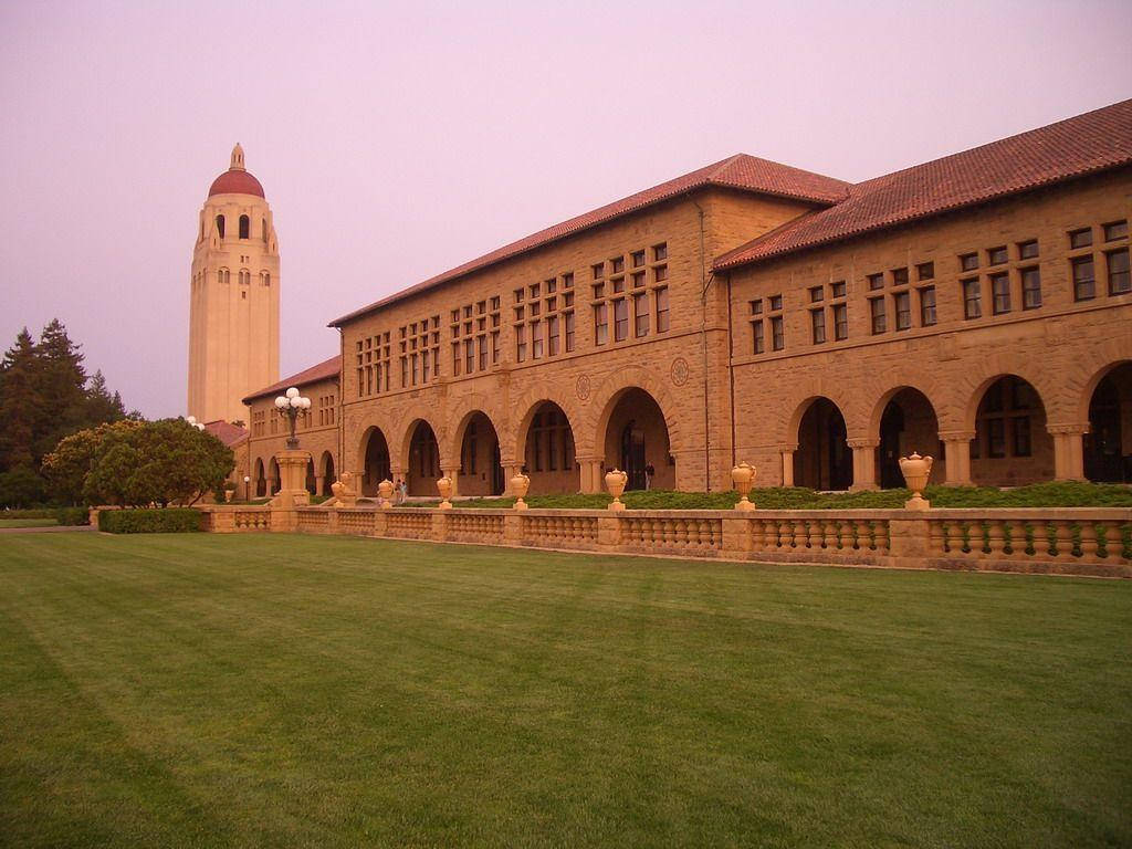 Sfondivicino All'edificio Dell'università Di Stanford Sfondo