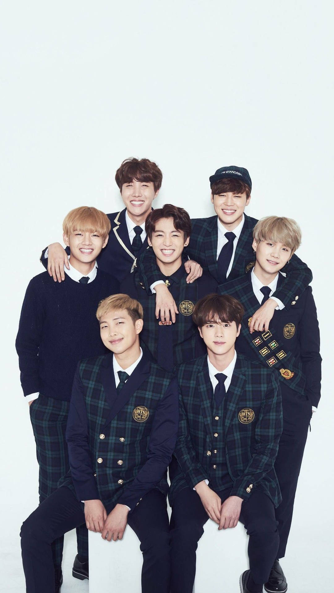 Gruppe BTS i hær uniformer Tilføj elegance til dit skrivebord. Wallpaper