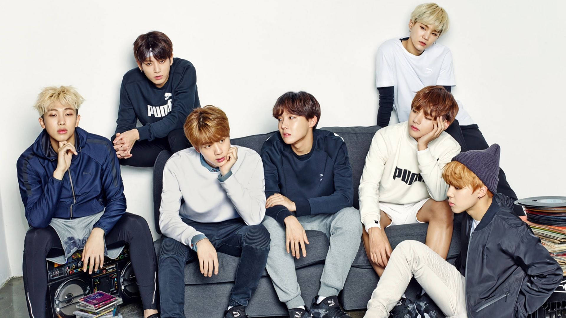 Gruppe BTS på sofa blå og hvid mønster tapet Wallpaper