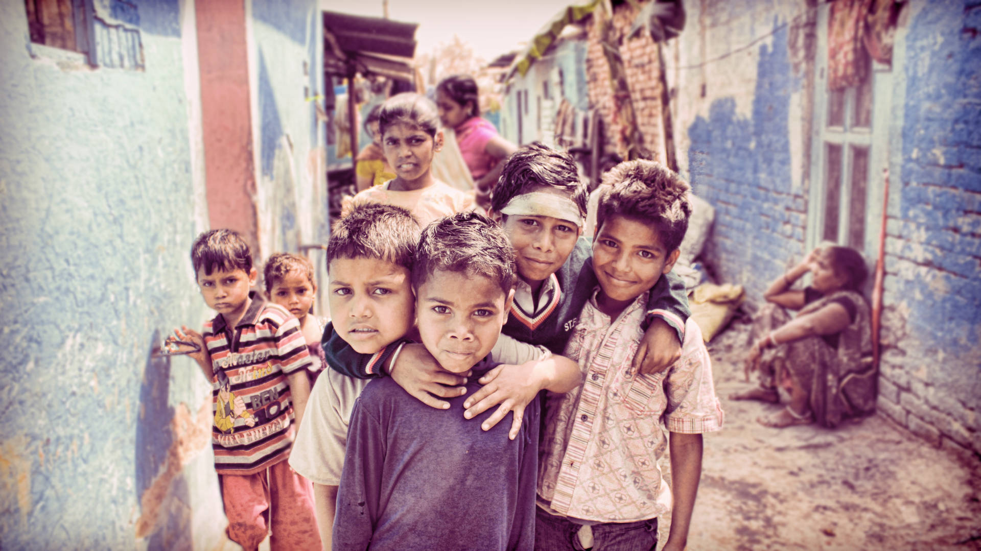 Gruppe af drenge i landsby scener Wallpaper