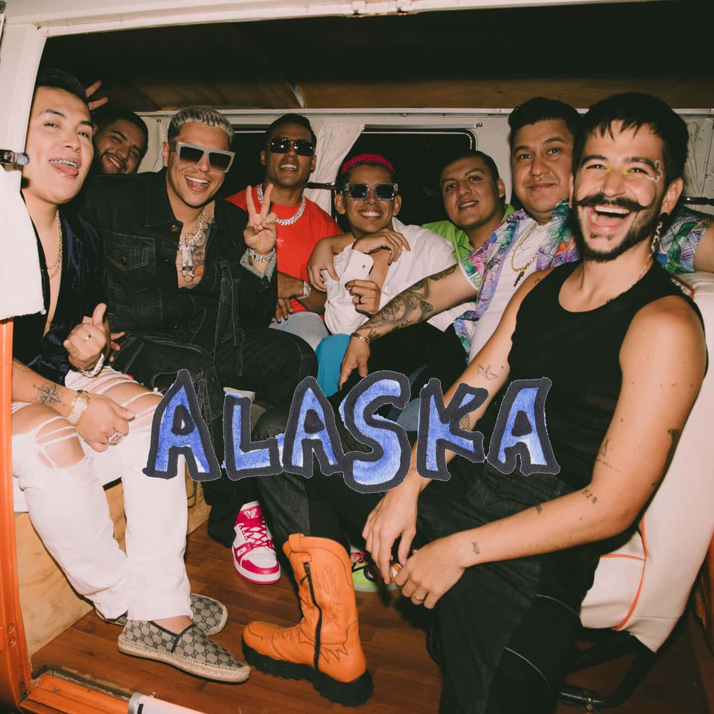 En gruppe mænd i en varevogn med ordet Alaska skrevet tværs over det. Wallpaper