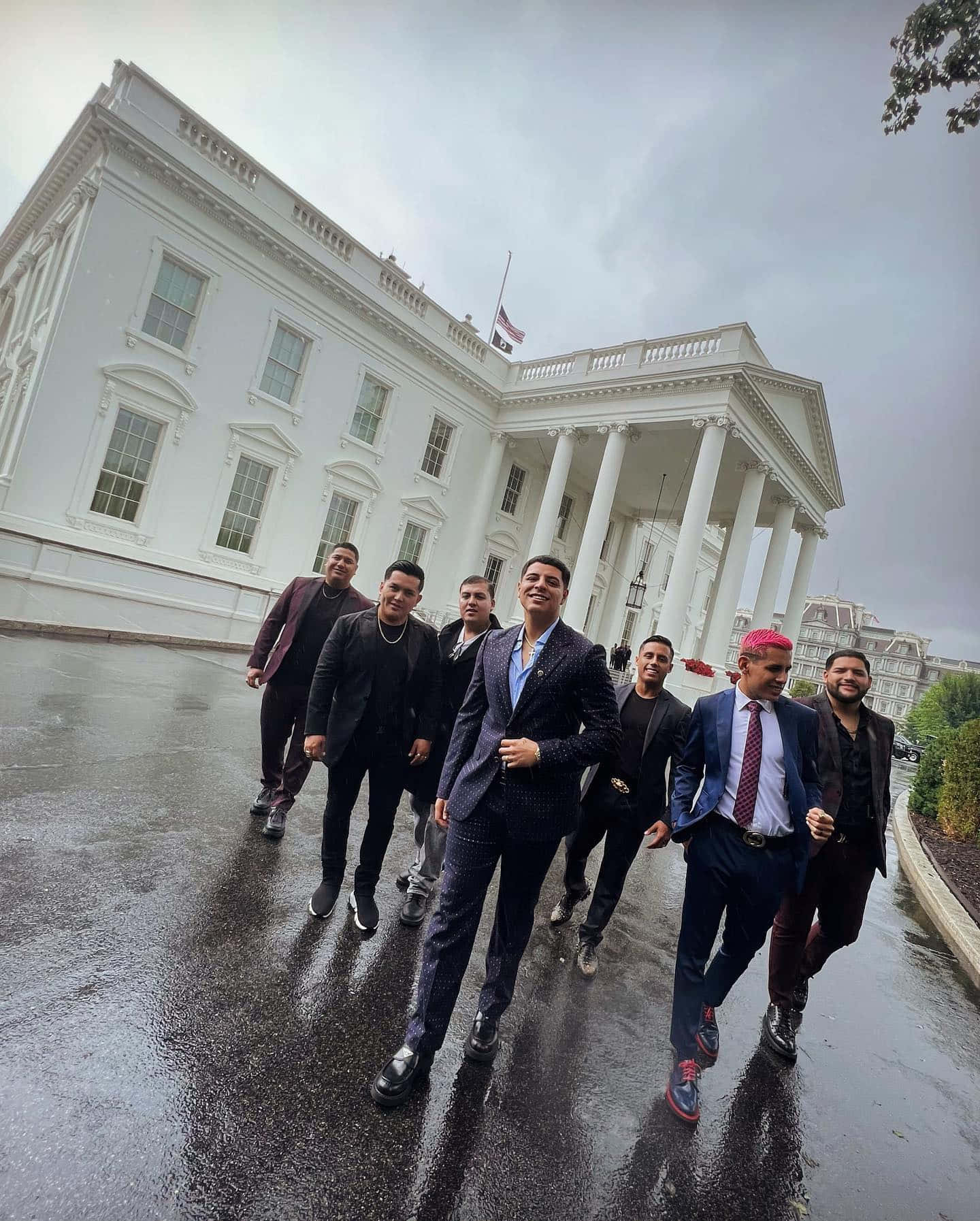 Ungruppo Di Uomini Che Camminano Di Fronte Alla Casa Bianca Sfondo