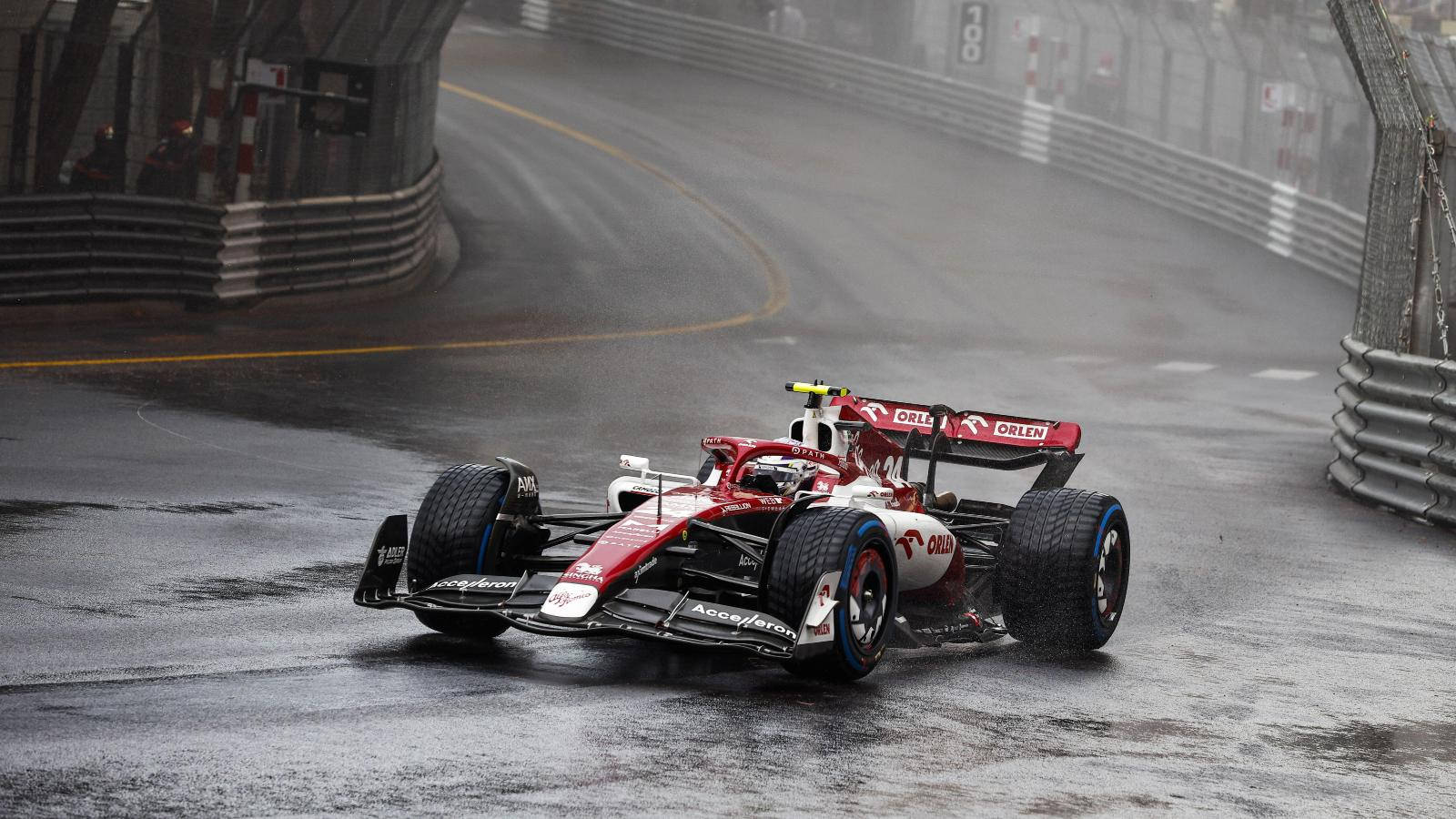 Guanyuzhou Sotto La Pioggia Al Gran Premio Di Monaco. Sfondo