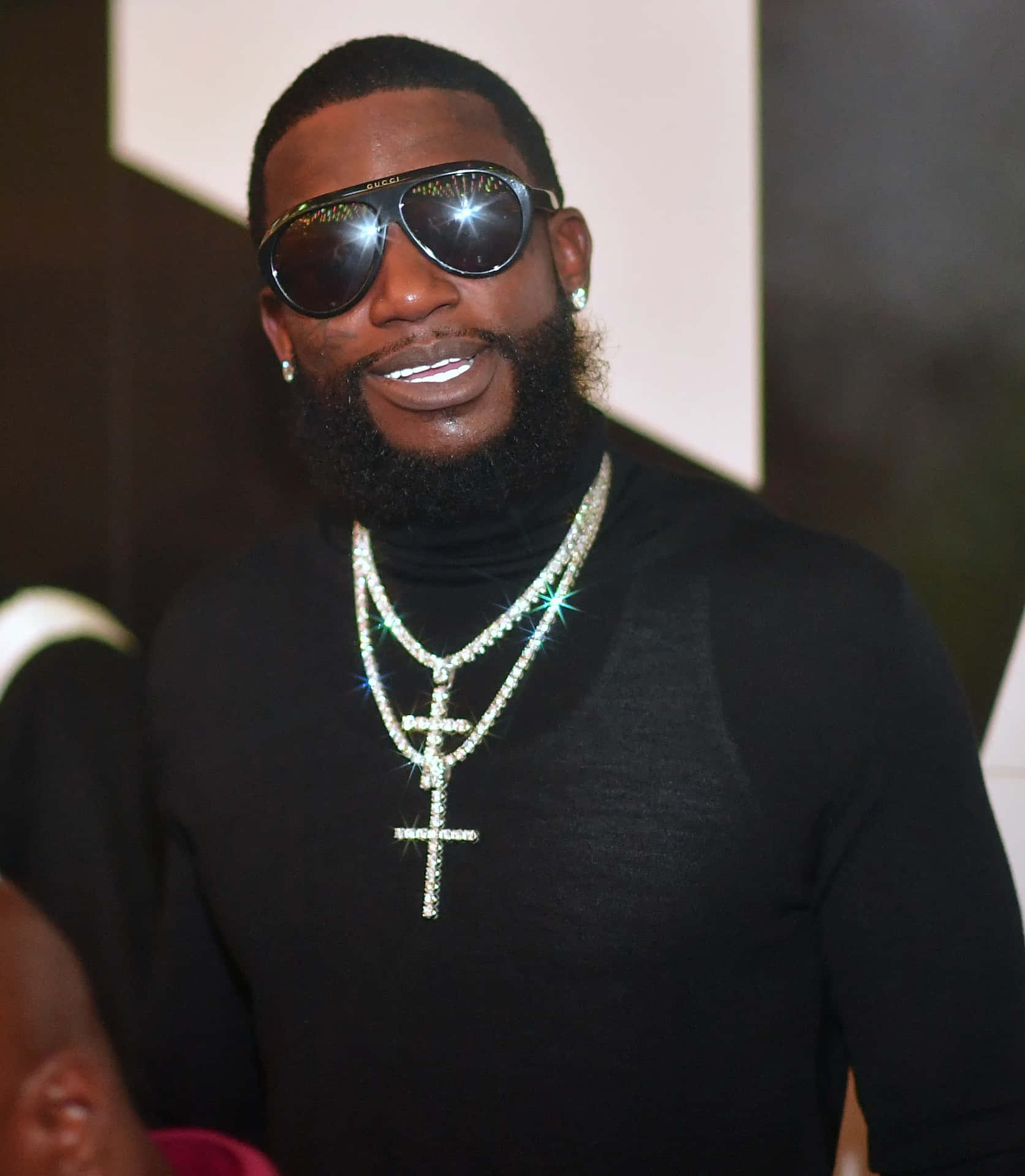 Gucci Mane Zwarte Outfit Diamanten Ketting Achtergrond