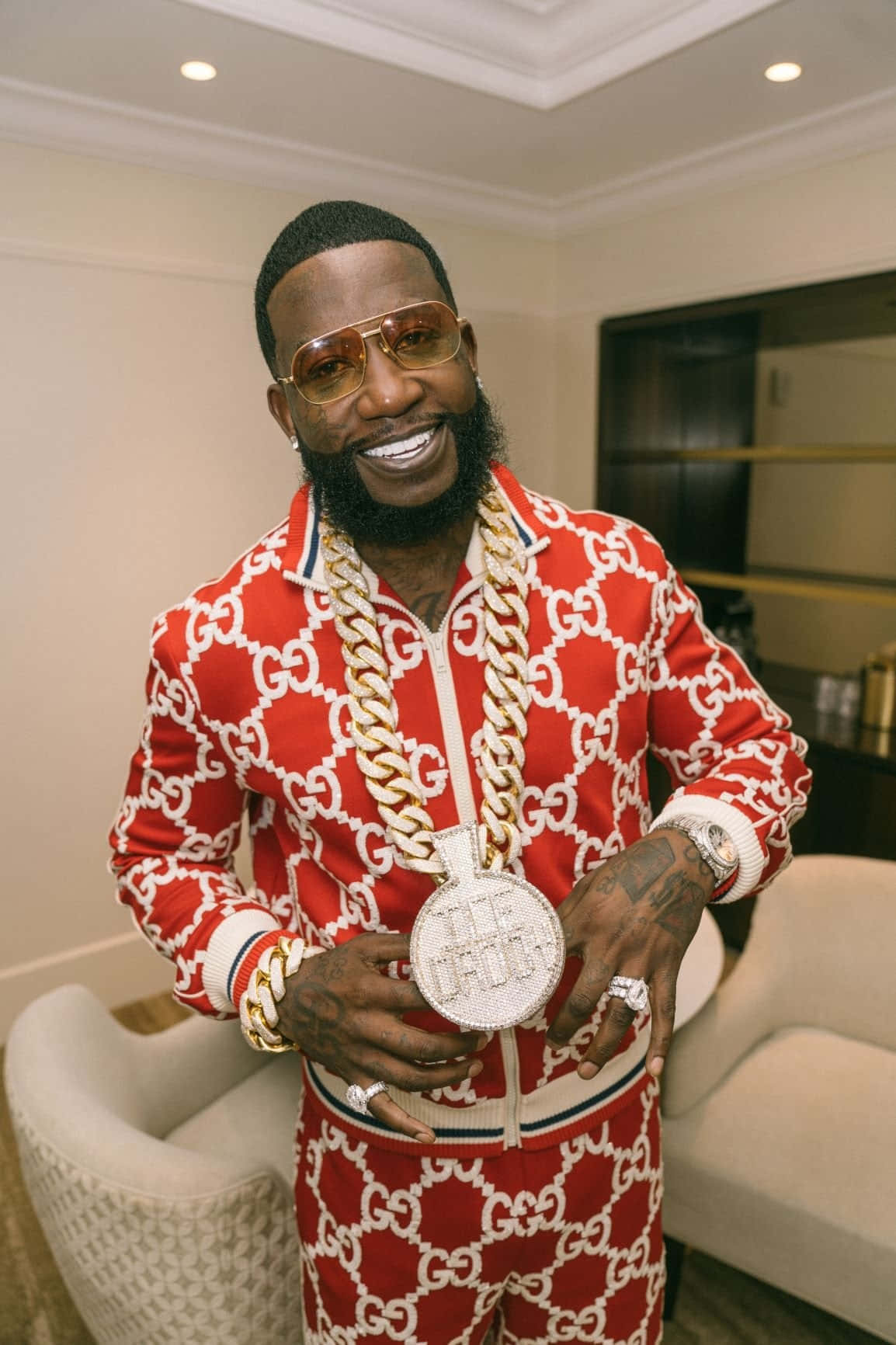 Gucci Mane Rode Trainingspak Gouden Accessoires Achtergrond