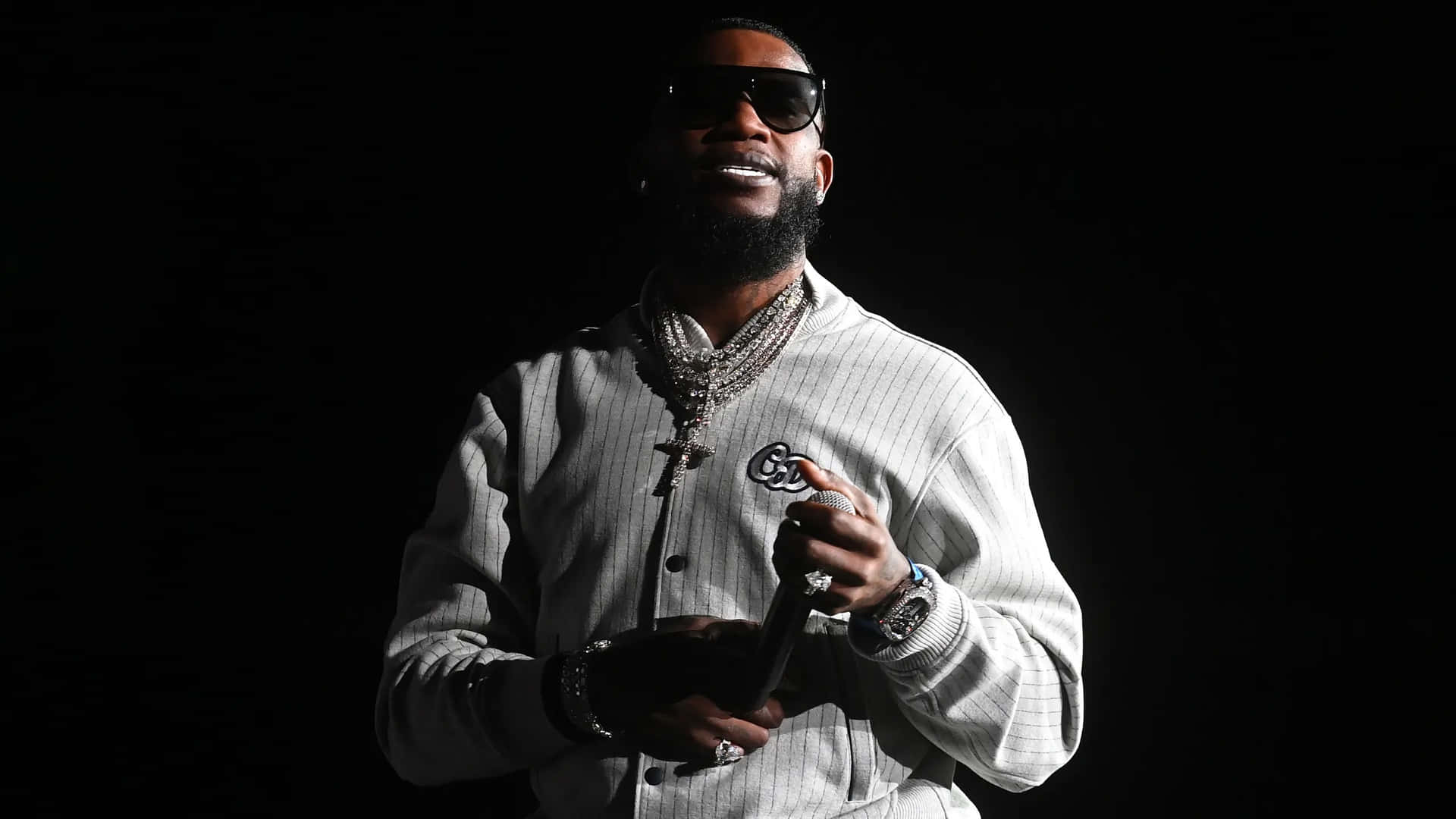 Gucci Mane Glimlachend Met Champagne Achtergrond