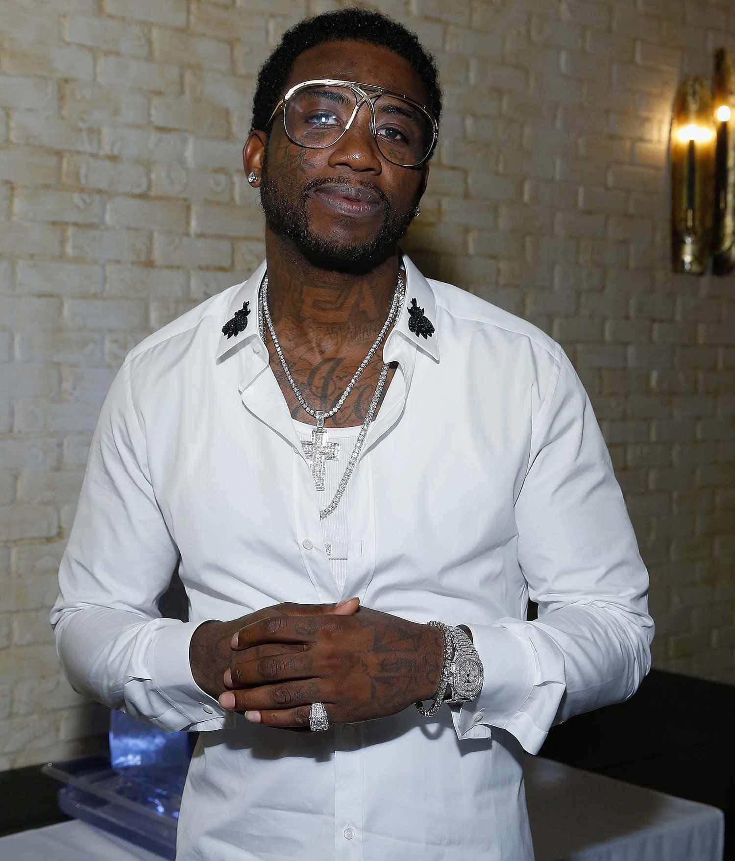 Gucci Mane Witte Shirt Sieraden Portret Achtergrond