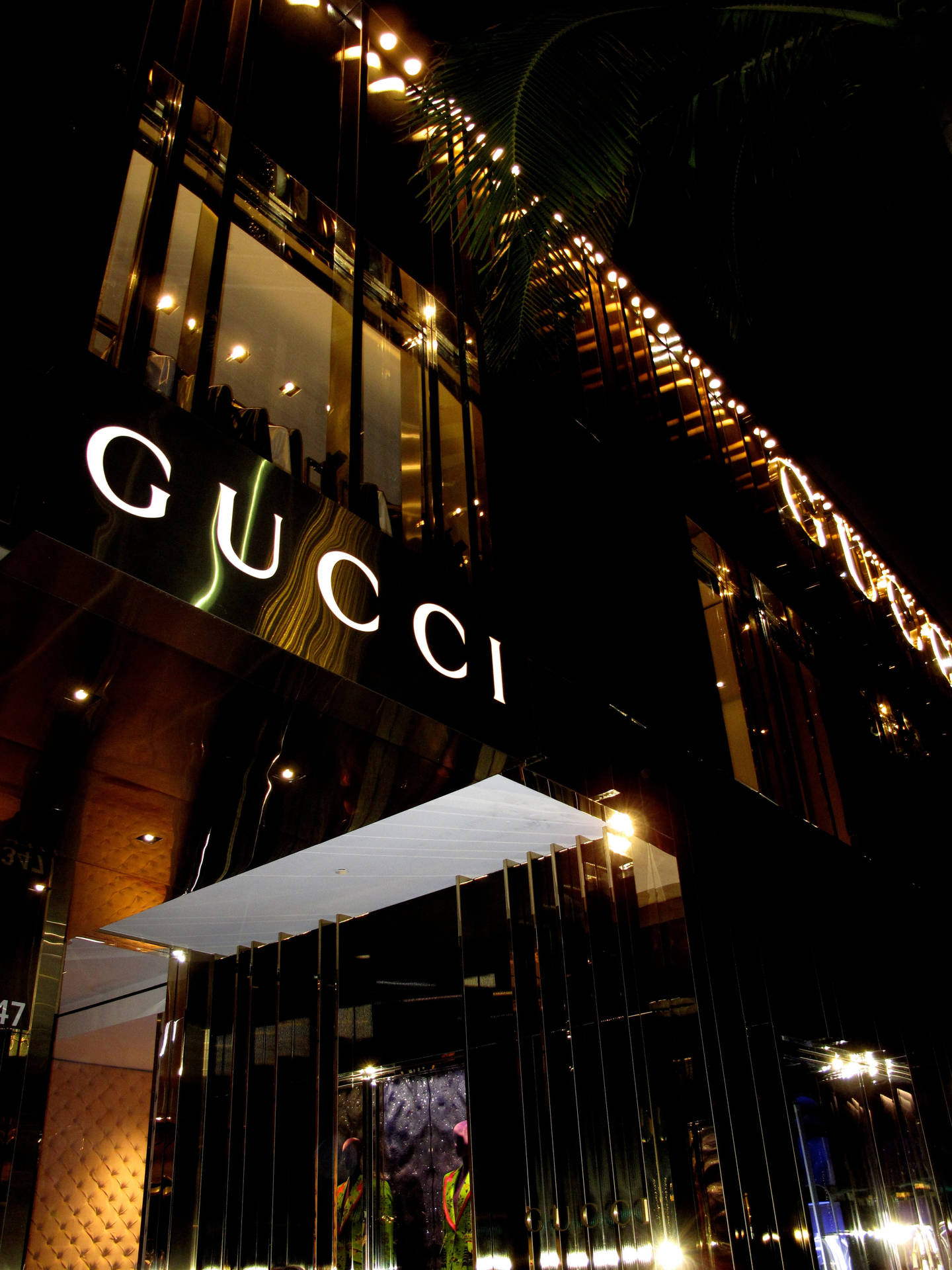 Gucci Storefrontat Night.jpg Wallpaper