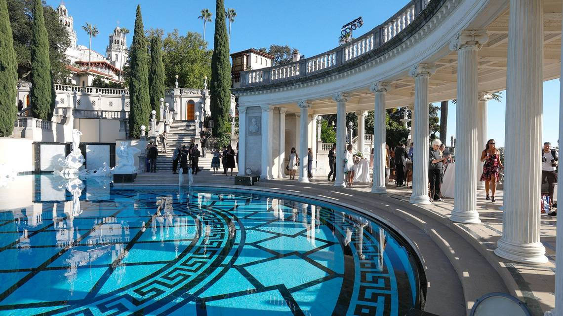 Guests Touring Around Hearst Castle's Neptune Pool Wallpaper