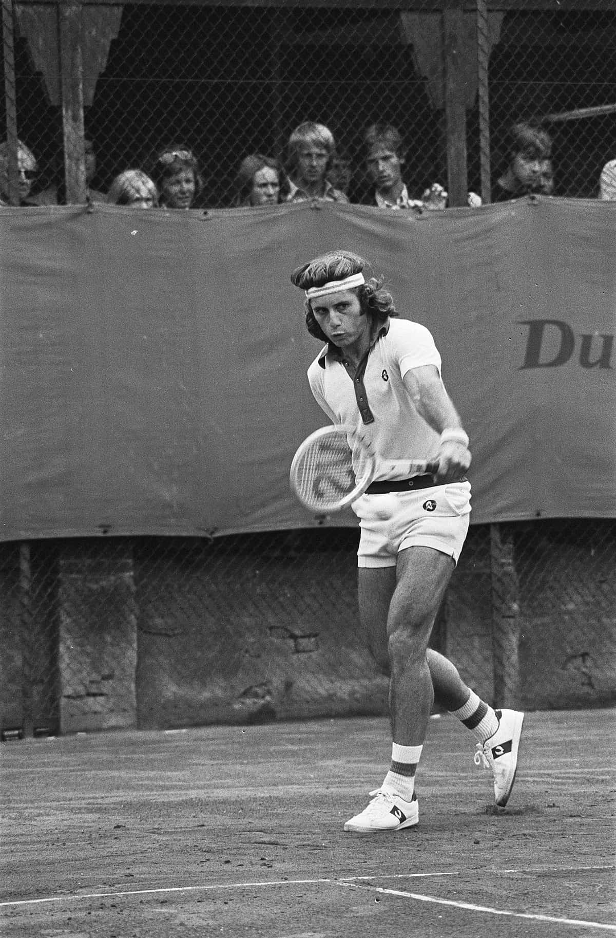 Guillermo Vilas in Action at the International Tennis Championships, 1975 Wallpaper