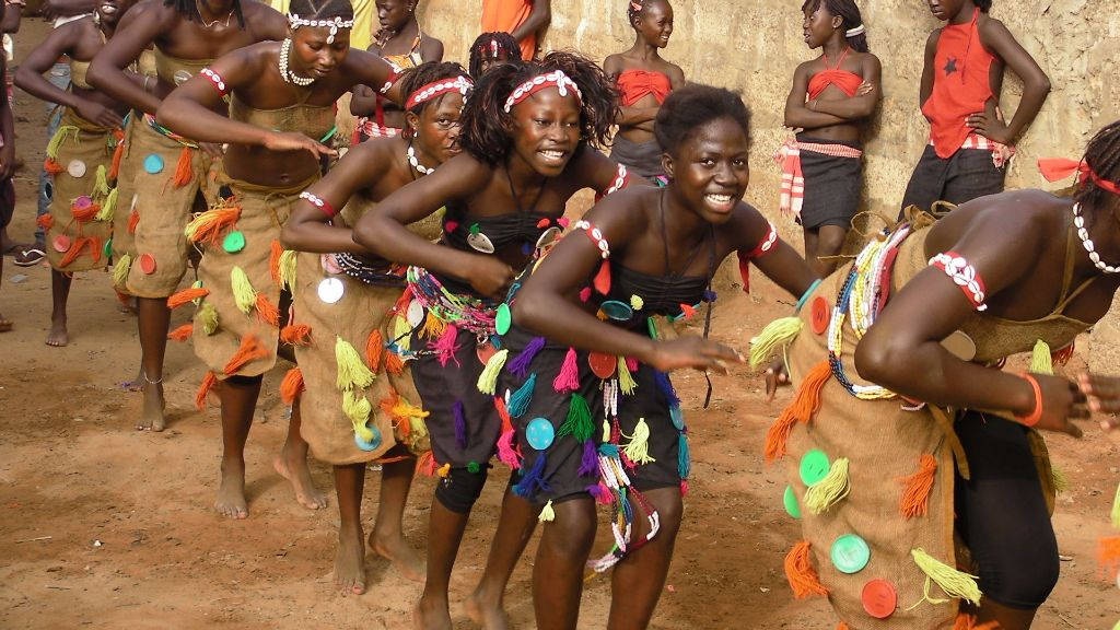 Unavivace Esposizione Di Danze Tradizionali In Guinea-bissau Sfondo