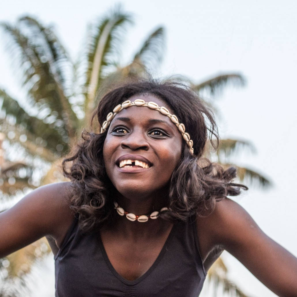 Donnaguineana Di Guinea Bissau Che Sorride Sfondo