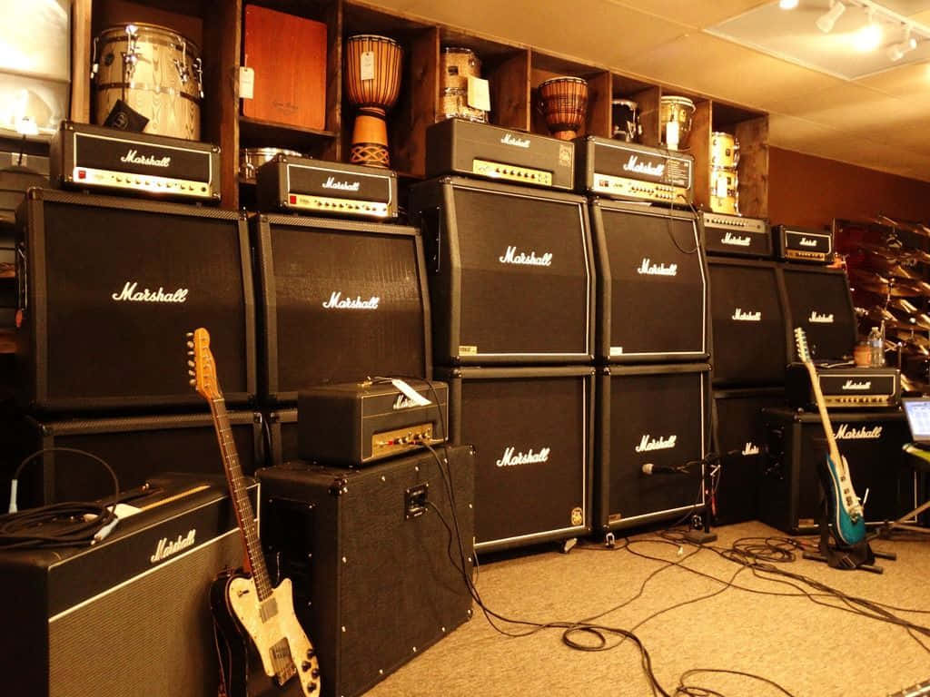 Marshall forstærkere i et værelse med guitarer og forstærkere. Wallpaper