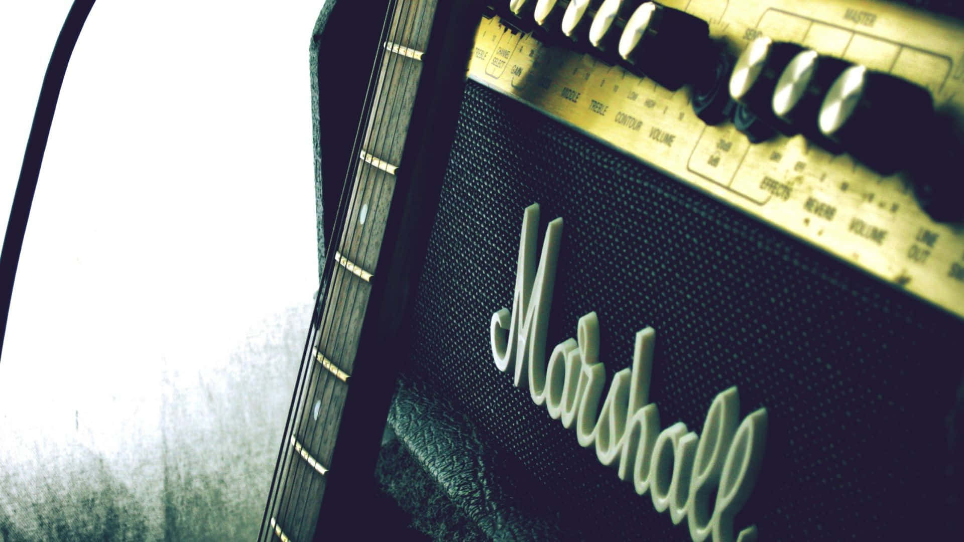 En guitarforstærker med en mikrofon baggrund. Wallpaper