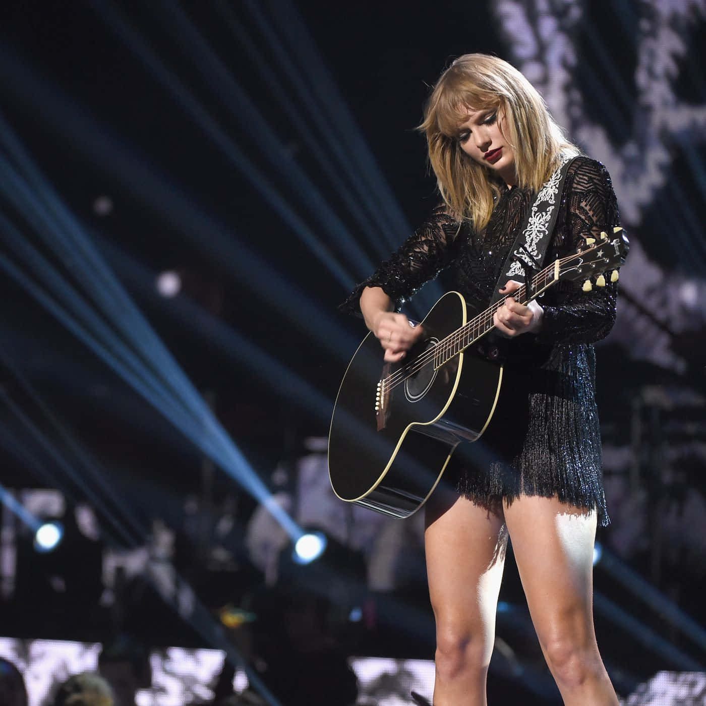 Taylor Swift optræder ved CMT-prisuddelingen.