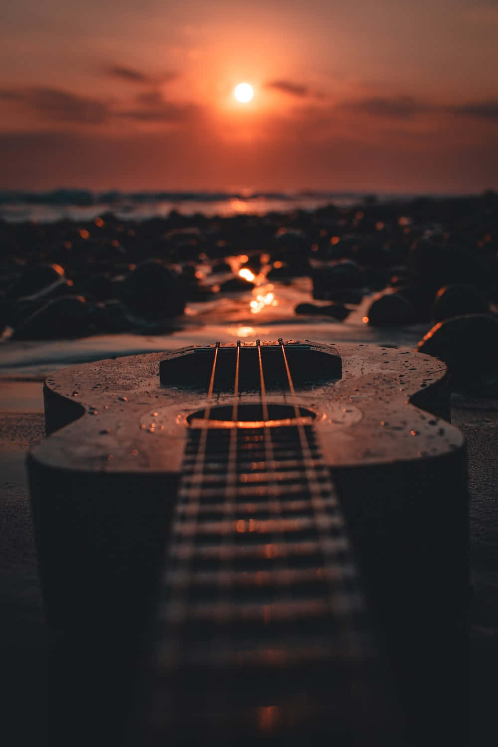 Gitarrebei Sonnenuntergang.