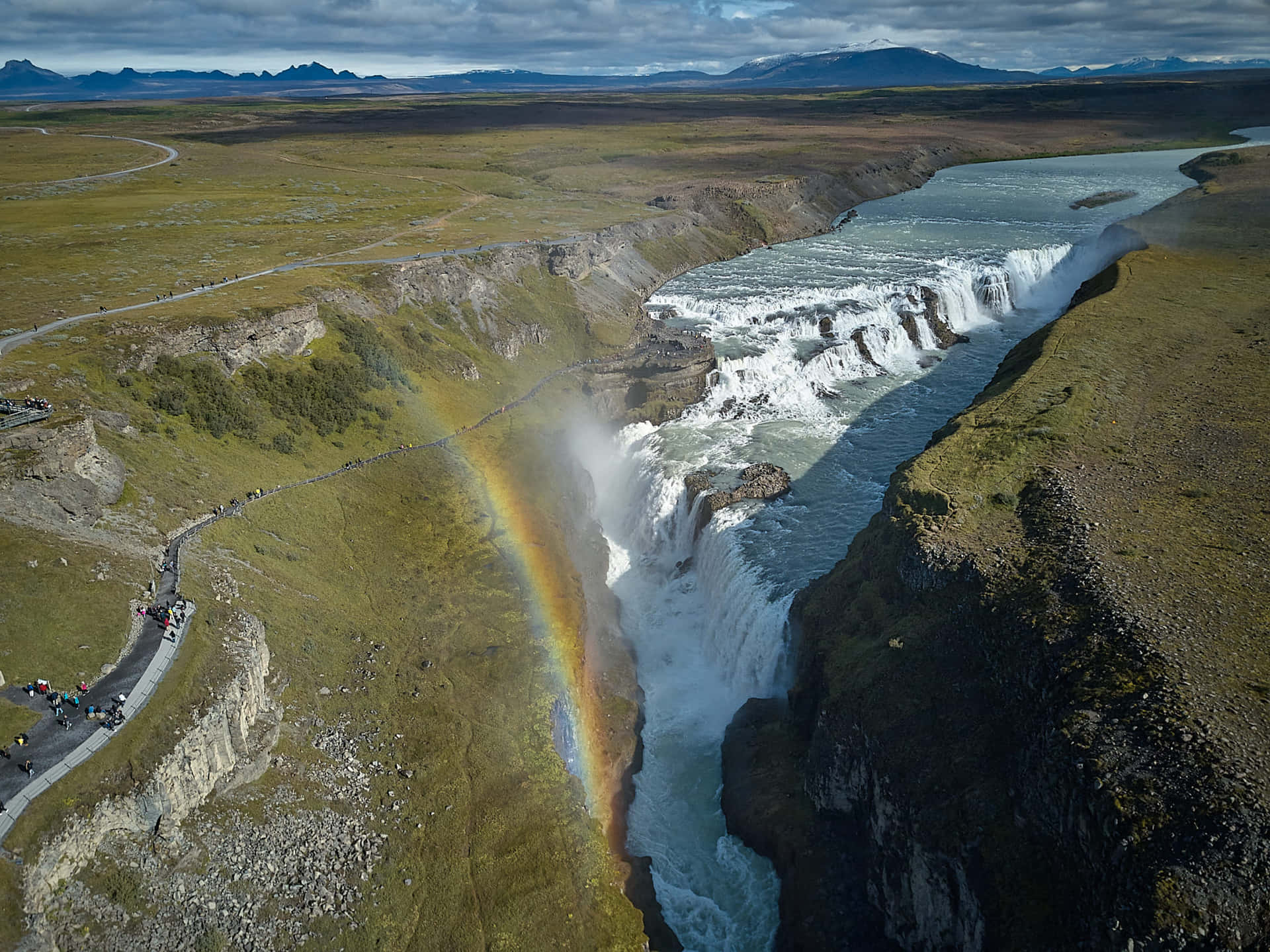 Cataratade Gullfoss Com Faixa De Arco-íris No Sudoeste Da Islândia. Papel de Parede