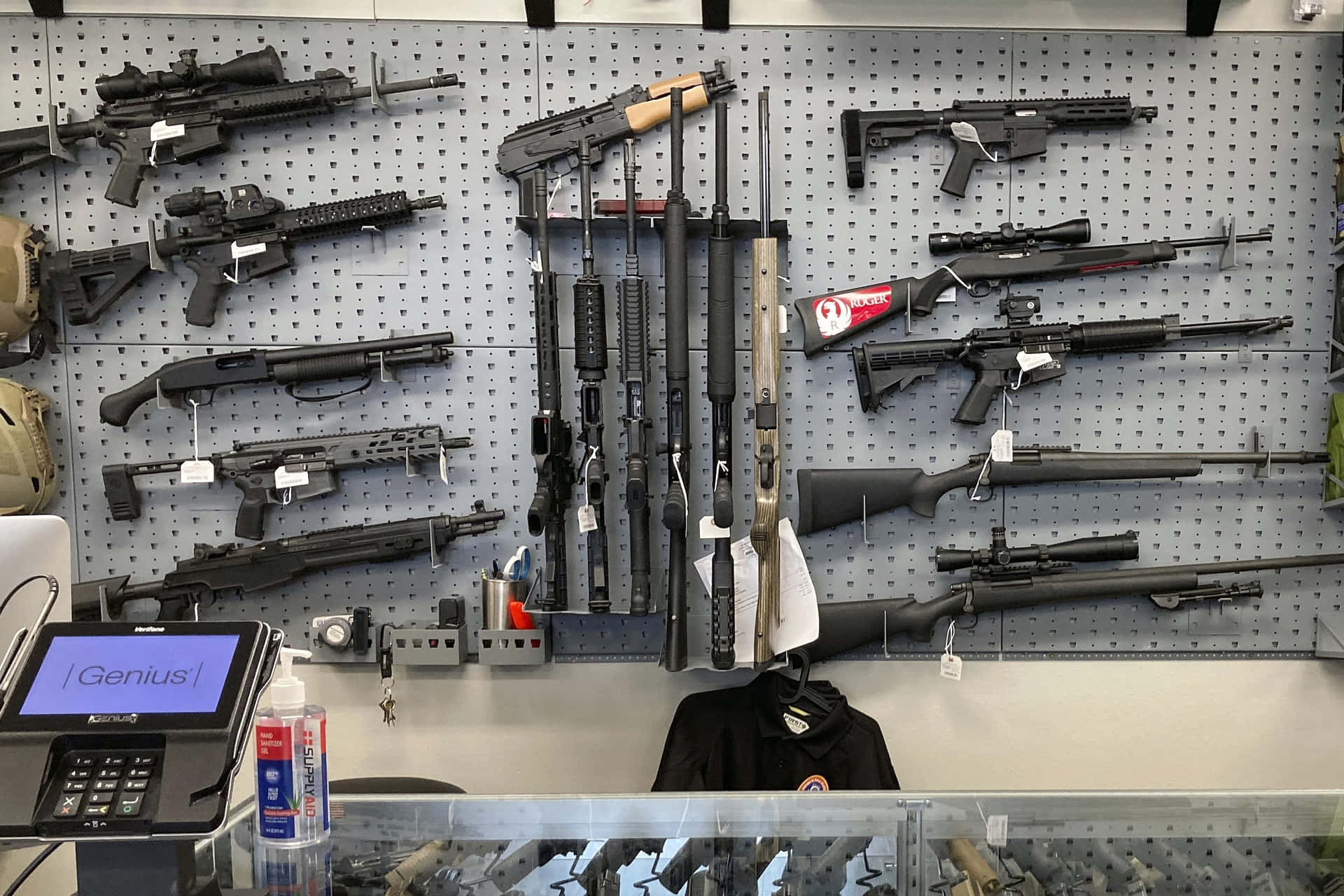 Envapenbutik Med Många Vapen På Display
