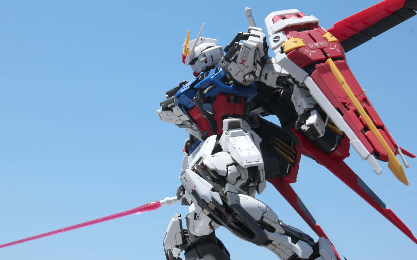 ¡personalizatu Escritorio Con Un Gundam! Fondo de pantalla