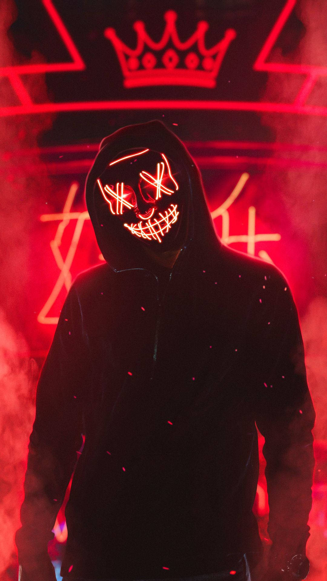 En mand i neonrød purge maske ved et moderne tråd. Wallpaper