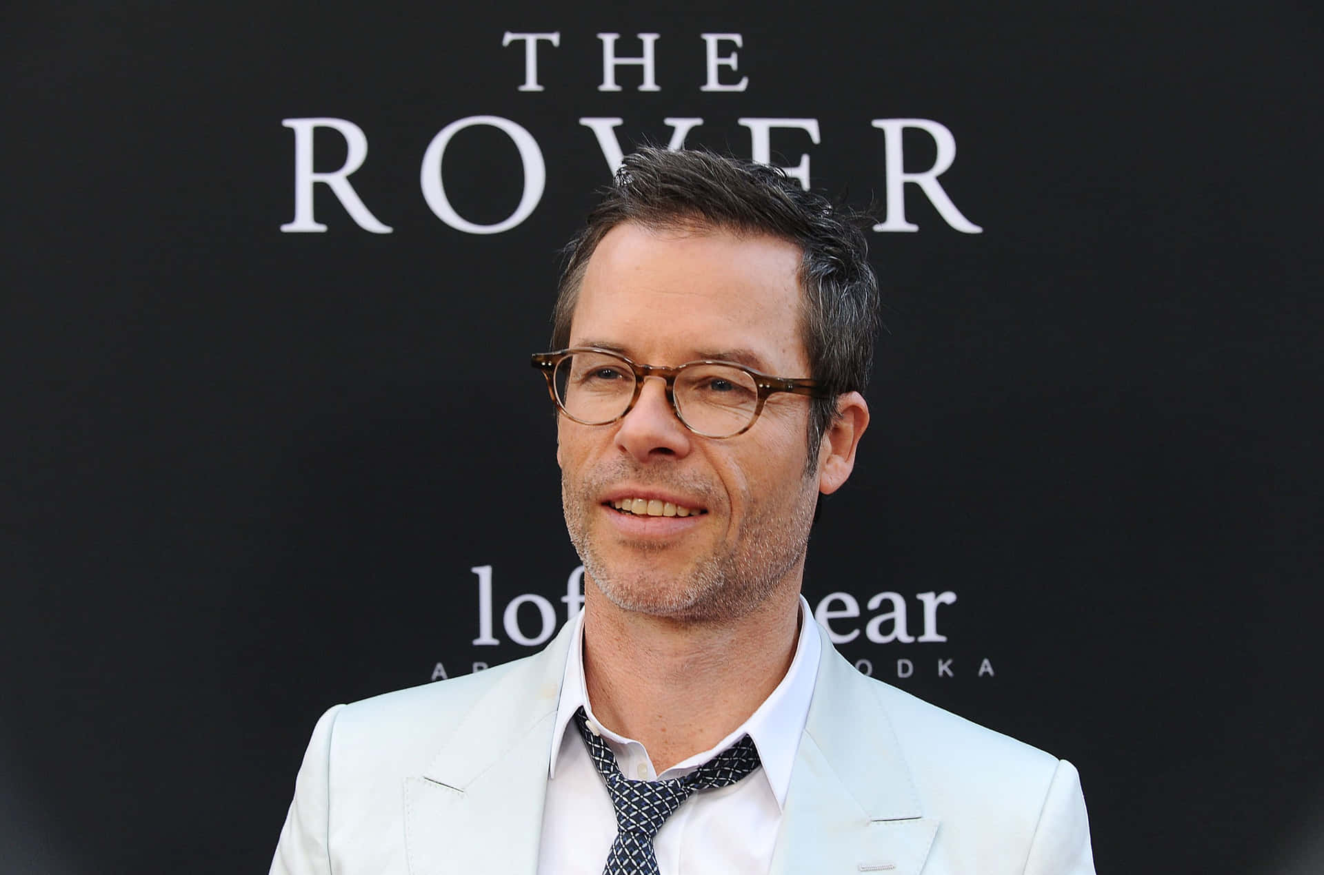 Charismatic Guy Pearce Posing for a Shoot Wallpaper
